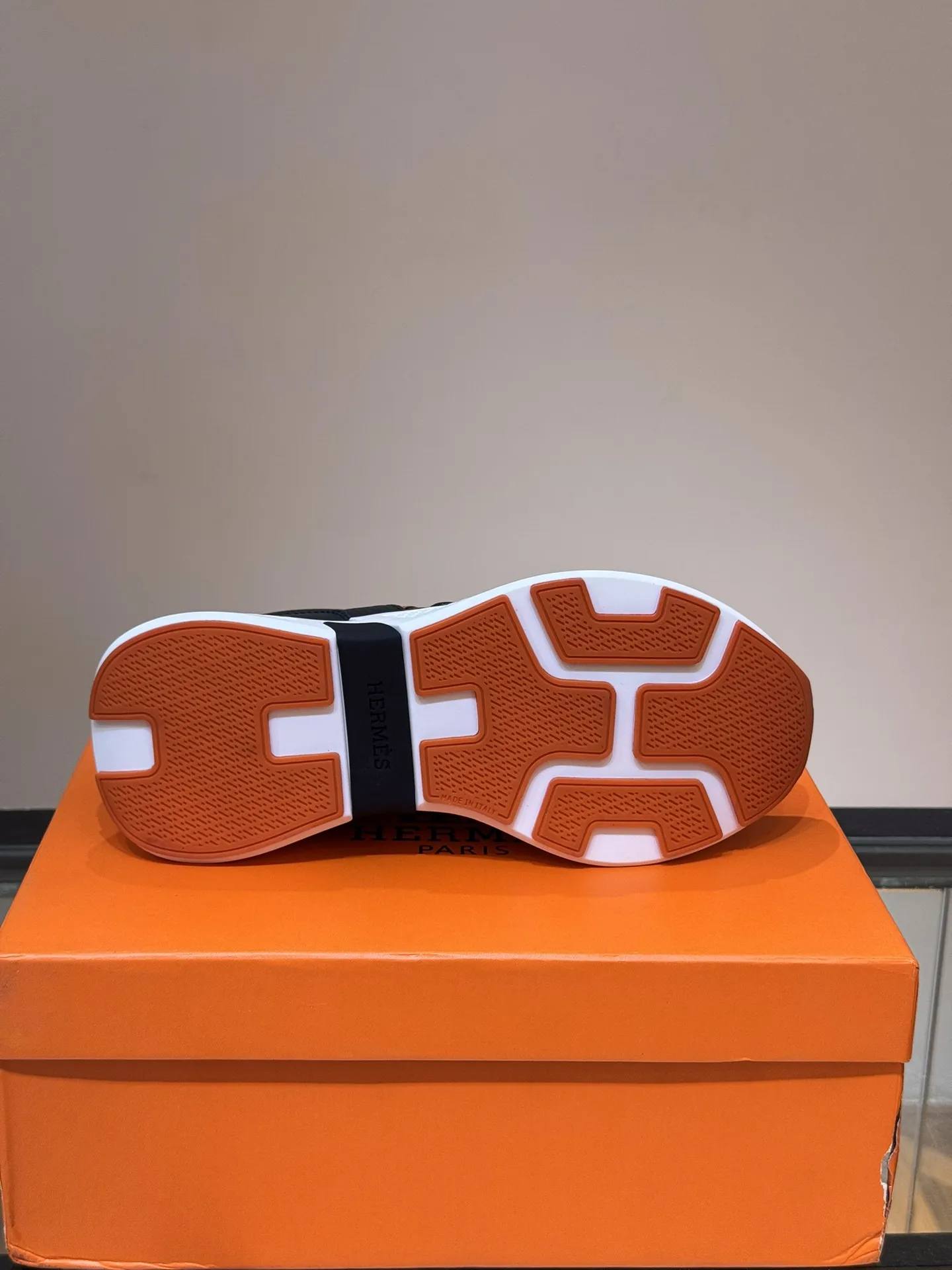 HERMES Hugo厚底スニーカー ブラック オレンジ - 画像 (10)