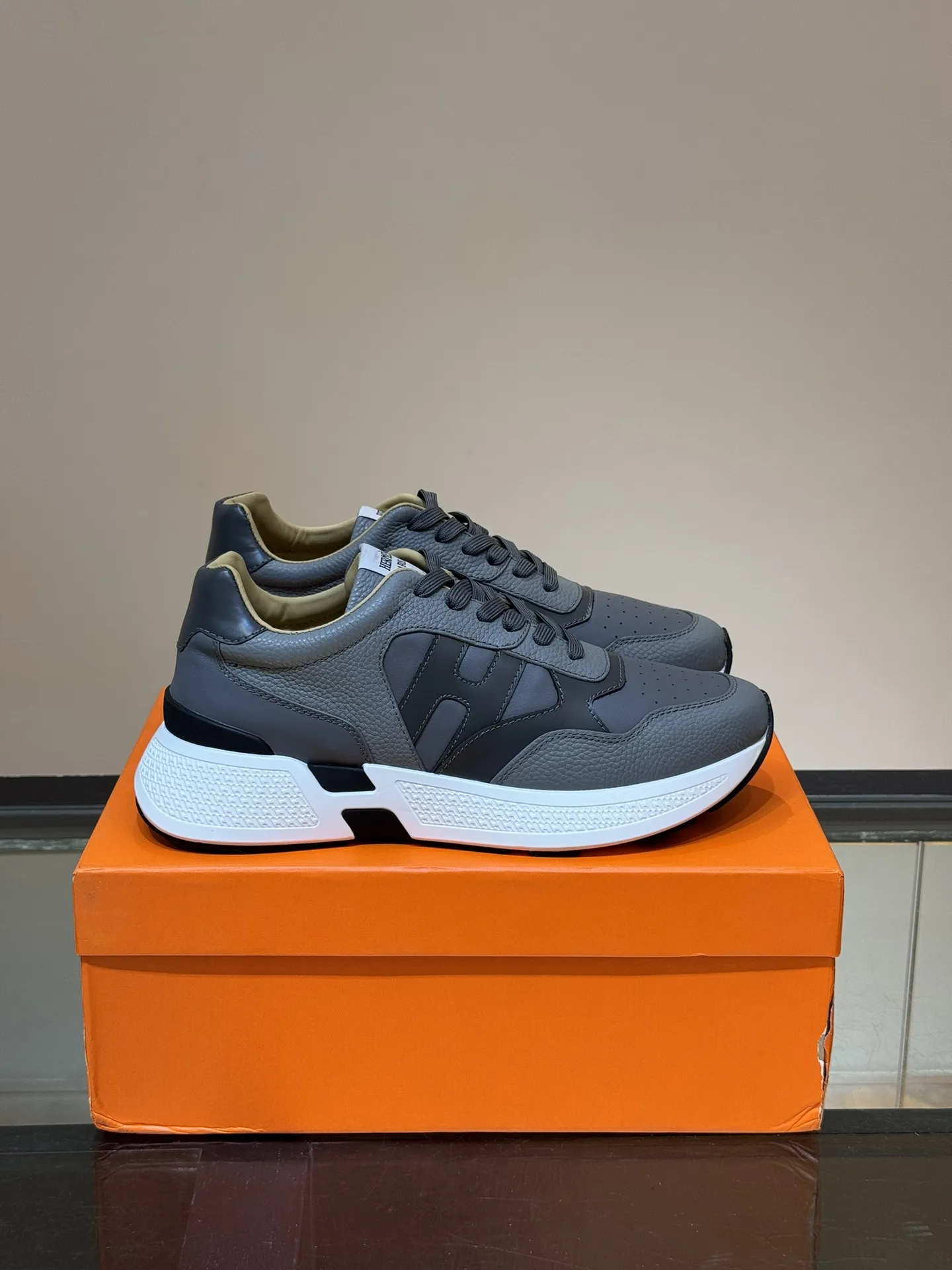 HERMES Hugo 厚底スニーカー グレー スタイル