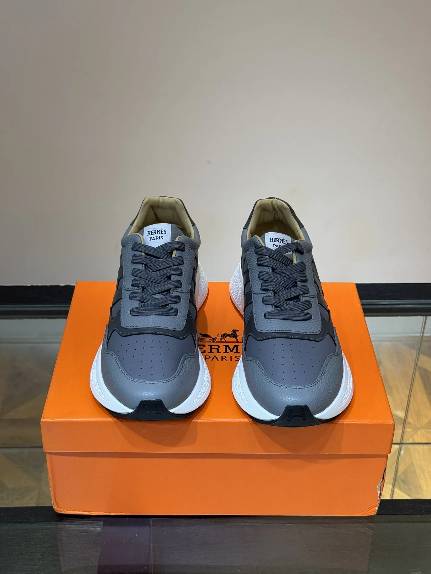 HERMES Hugo 厚底スニーカー グレー スタイル - 画像 (3)