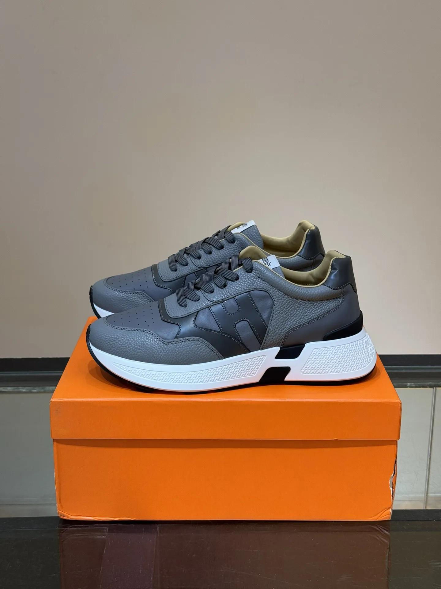 HERMES Hugo 厚底スニーカー グレー スタイル - 画像 (4)