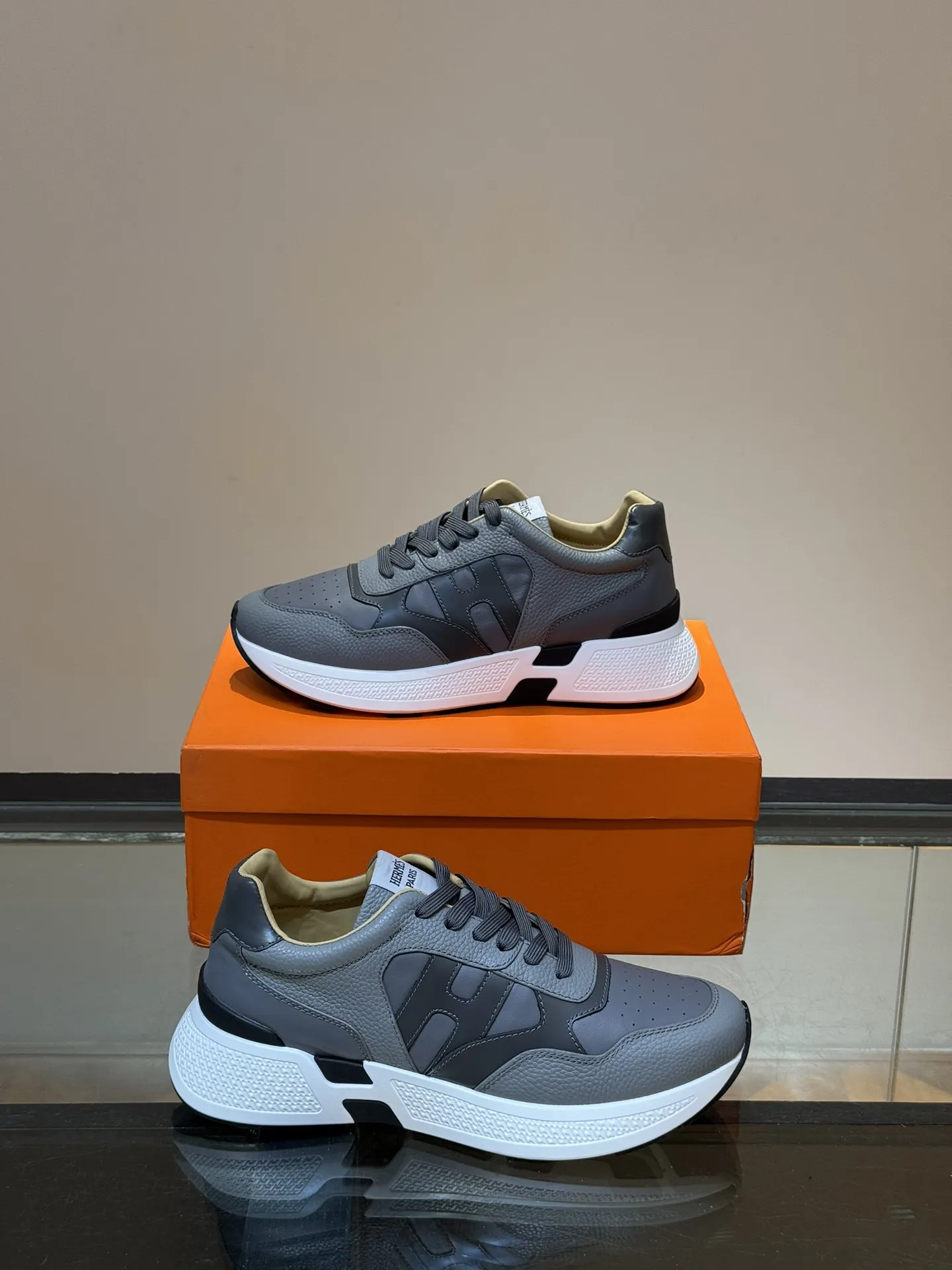 HERMES Hugo 厚底スニーカー グレー スタイル - 画像 (5)