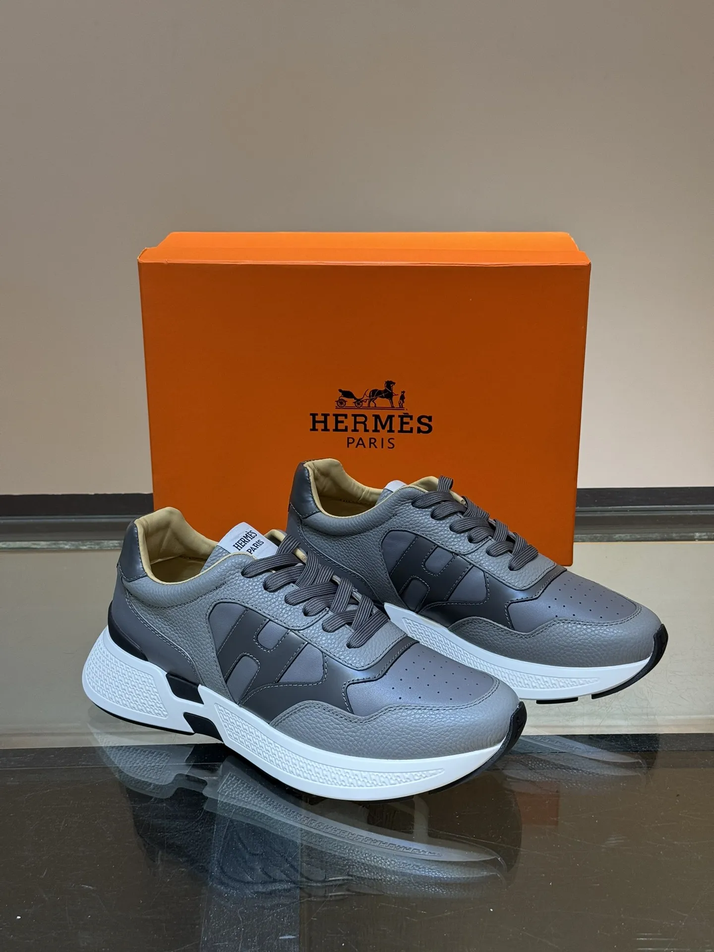 HERMES Hugo 厚底スニーカー グレー スタイル - 画像 (6)