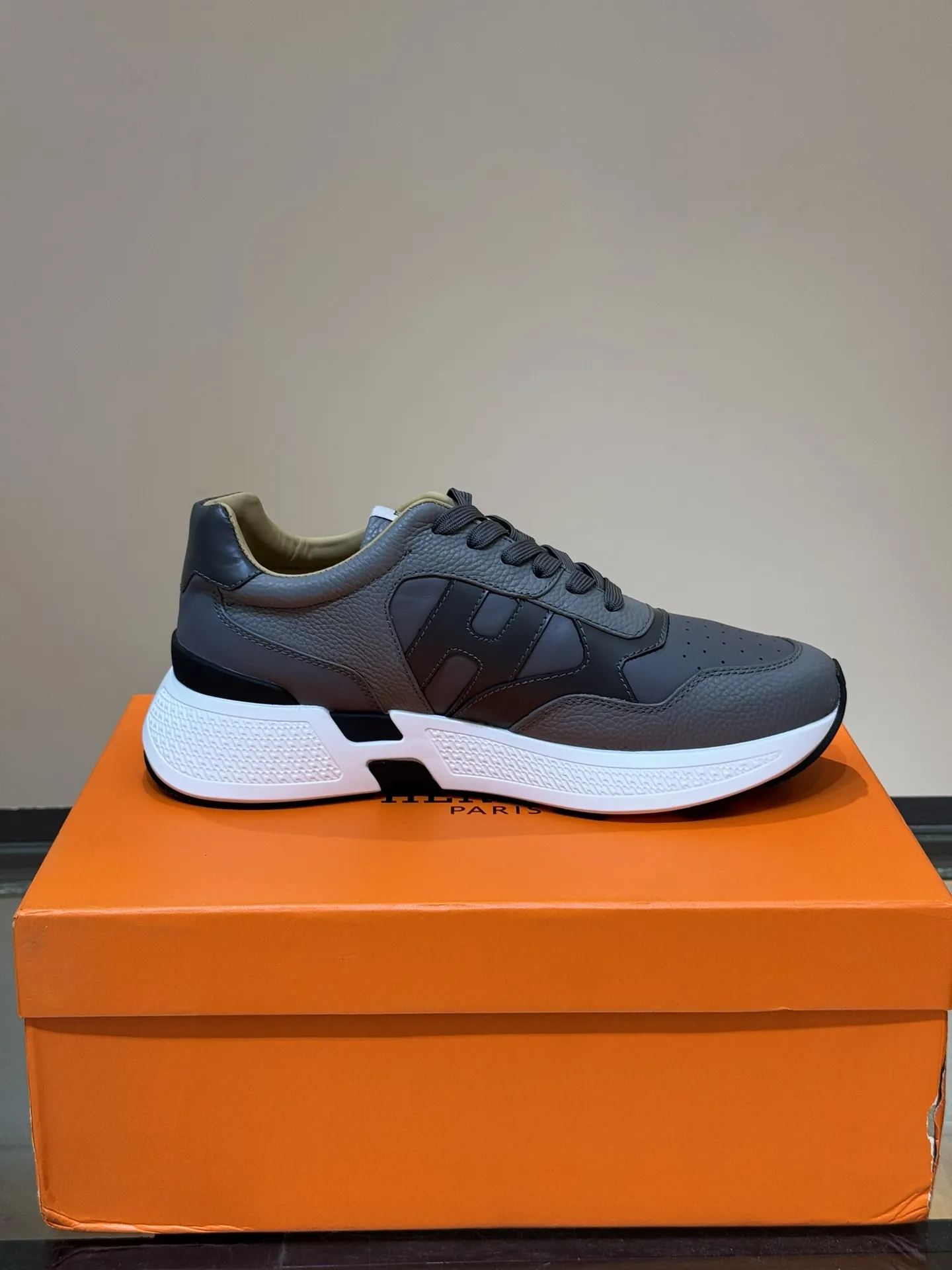 HERMES Hugo 厚底スニーカー グレー スタイル - 画像 (7)