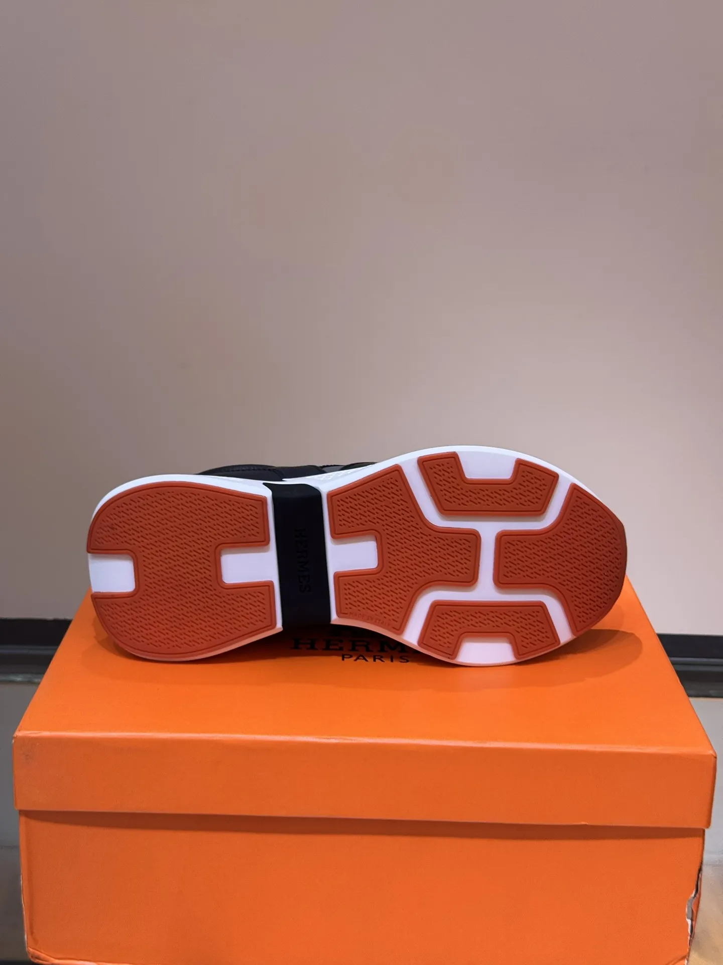 HERMES Hugo 厚底スニーカー グレー スタイル - 画像 (10)