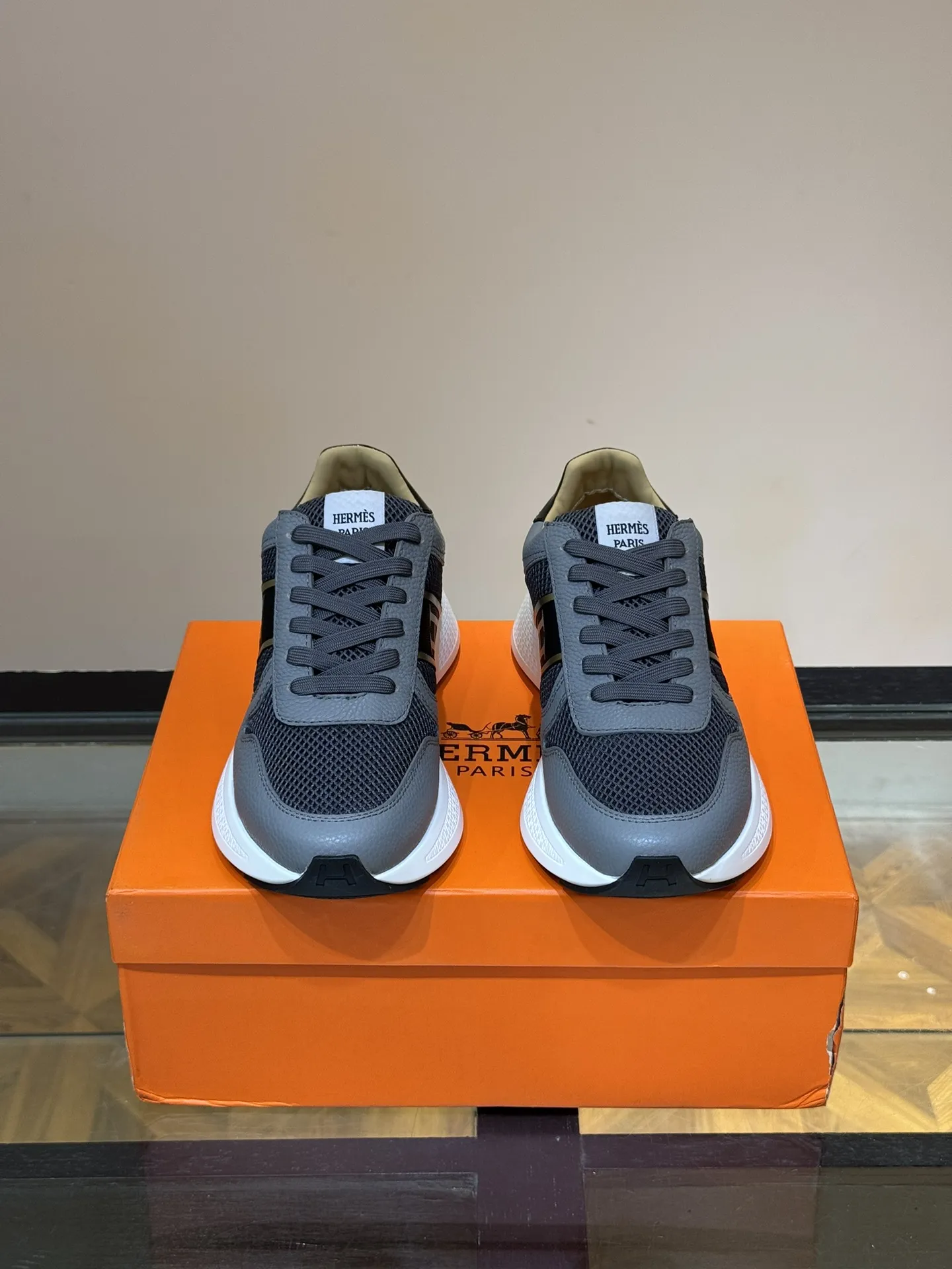 HERMES Hugo 厚底スニーカー グレー メンズ - 画像 (3)