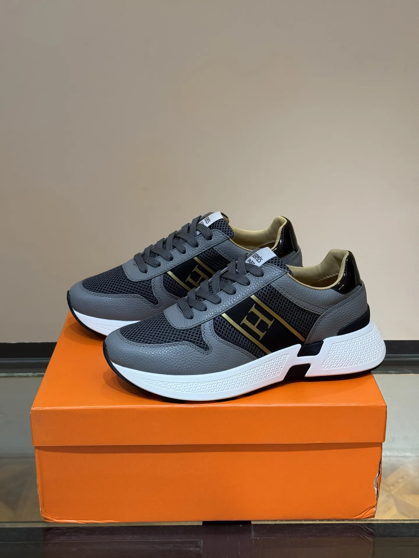 HERMES Hugo 厚底スニーカー グレー メンズ - 画像 (4)