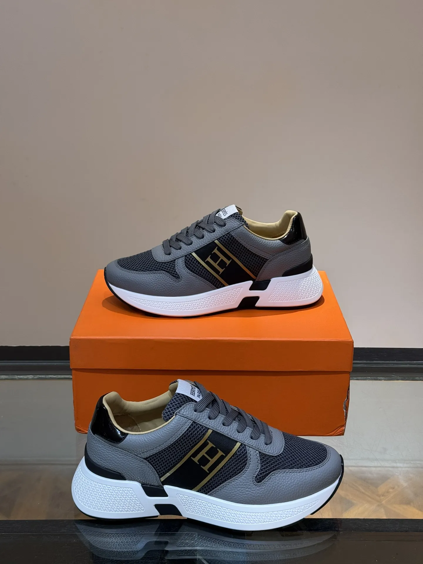 HERMES Hugo 厚底スニーカー グレー メンズ - 画像 (5)