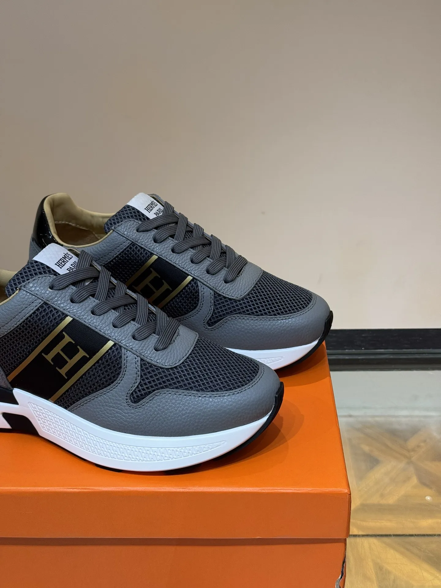 HERMES Hugo 厚底スニーカー グレー メンズ - 画像 (8)