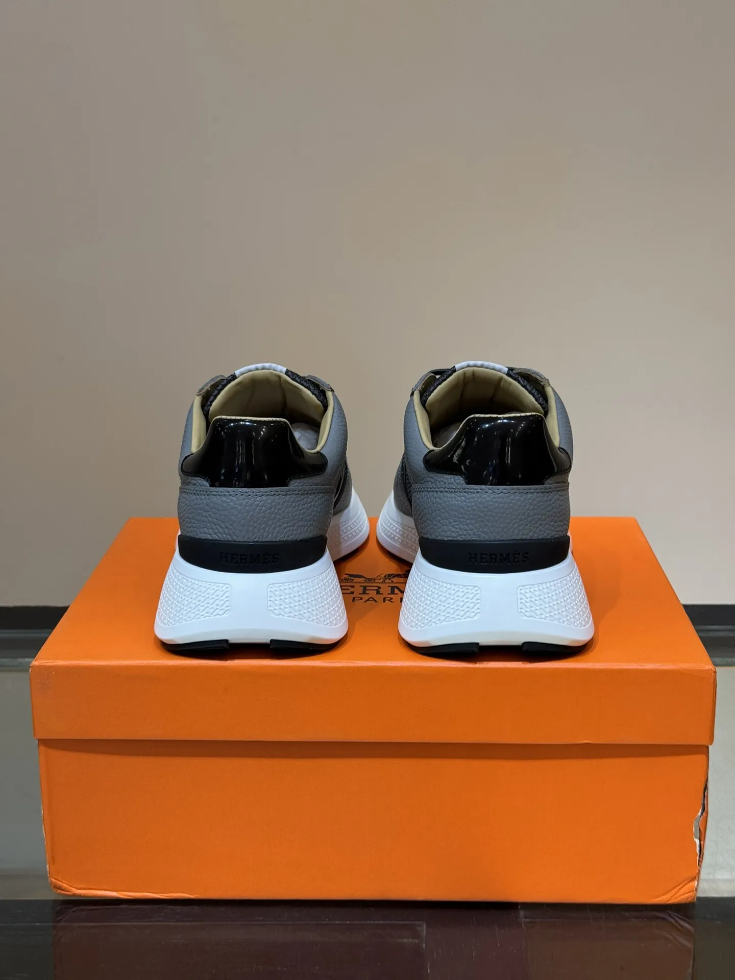 HERMES Hugo 厚底スニーカー グレー メンズ - 画像 (9)