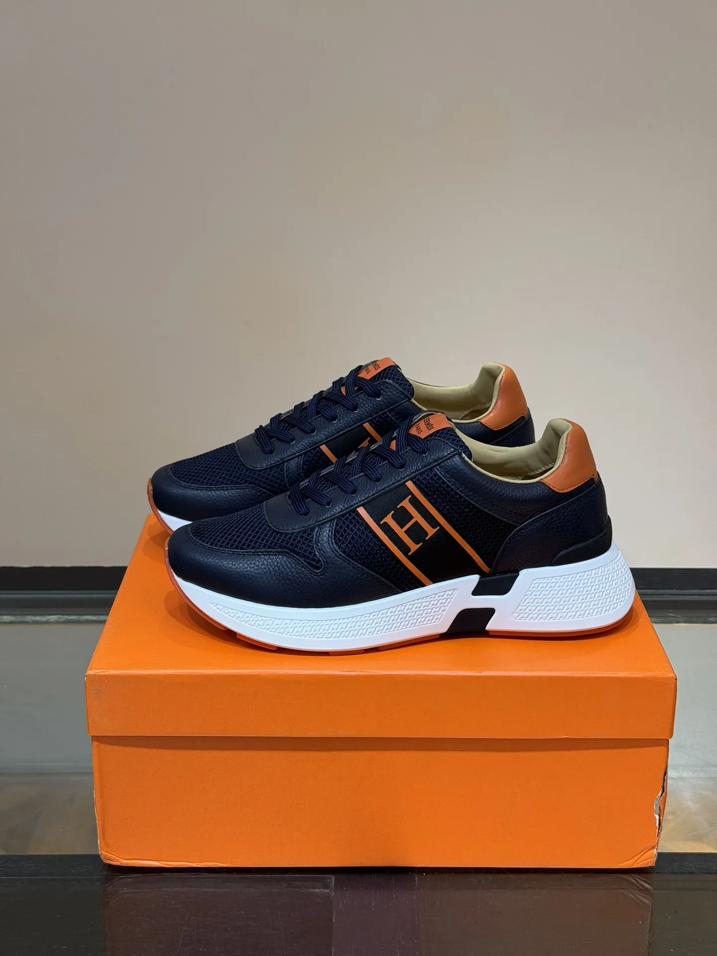 HERMES Hugo 厚底スニーカー ブラック オレンジ - 画像 (4)