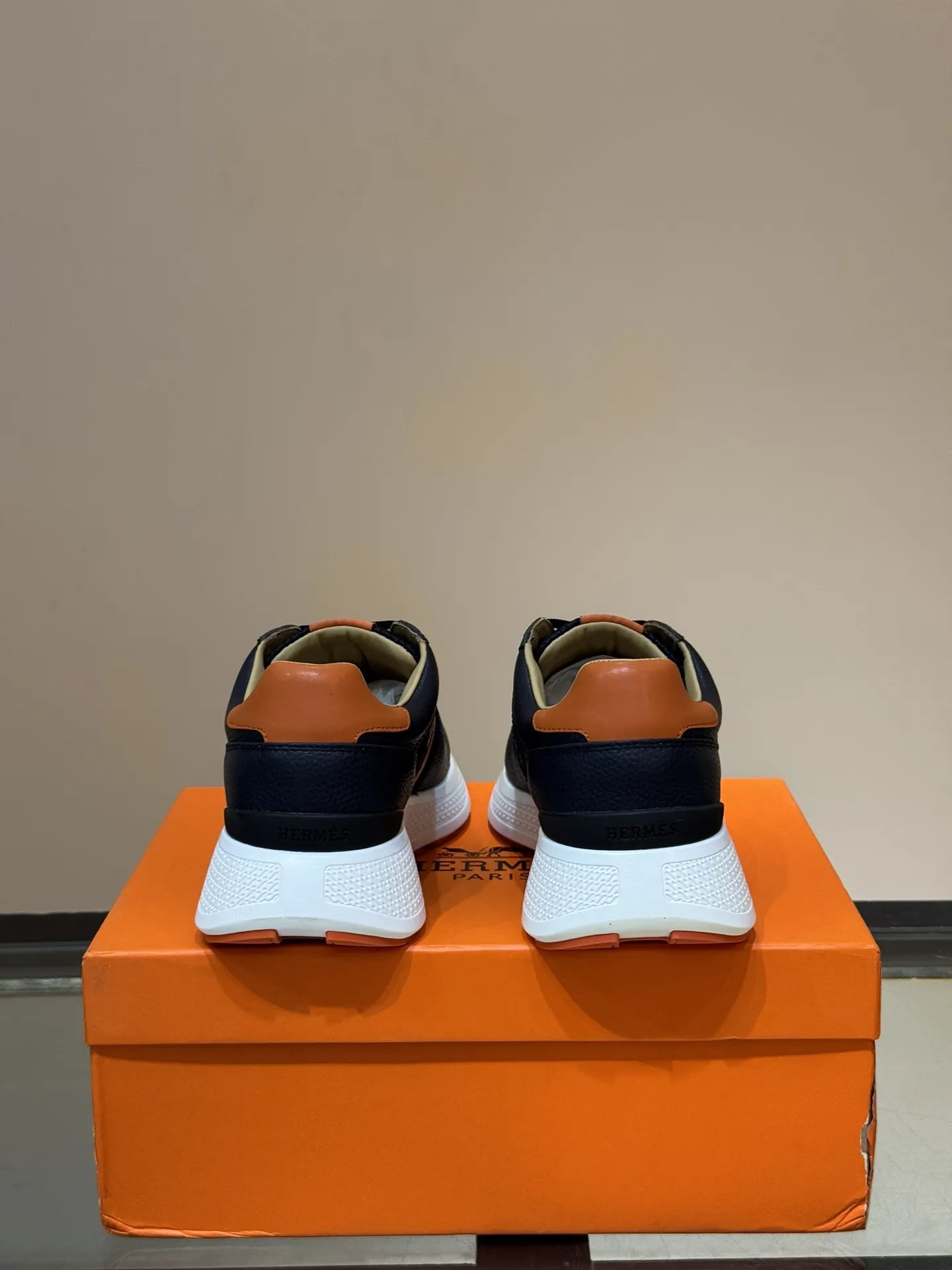 HERMES Hugo 厚底スニーカー ブラック オレンジ - 画像 (9)