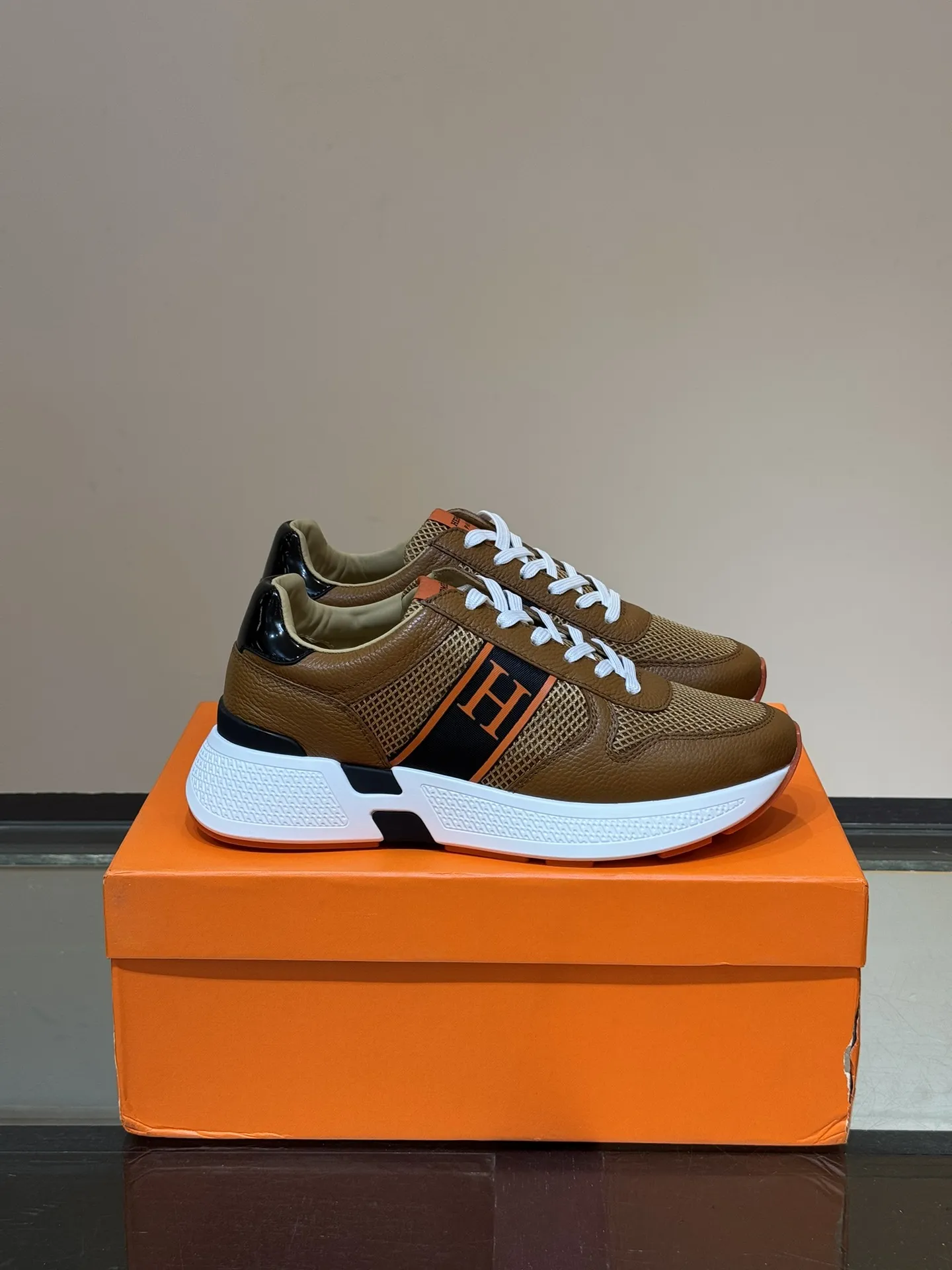 HERMES Hugo厚底スニーカー茶色カジュアルスタイル