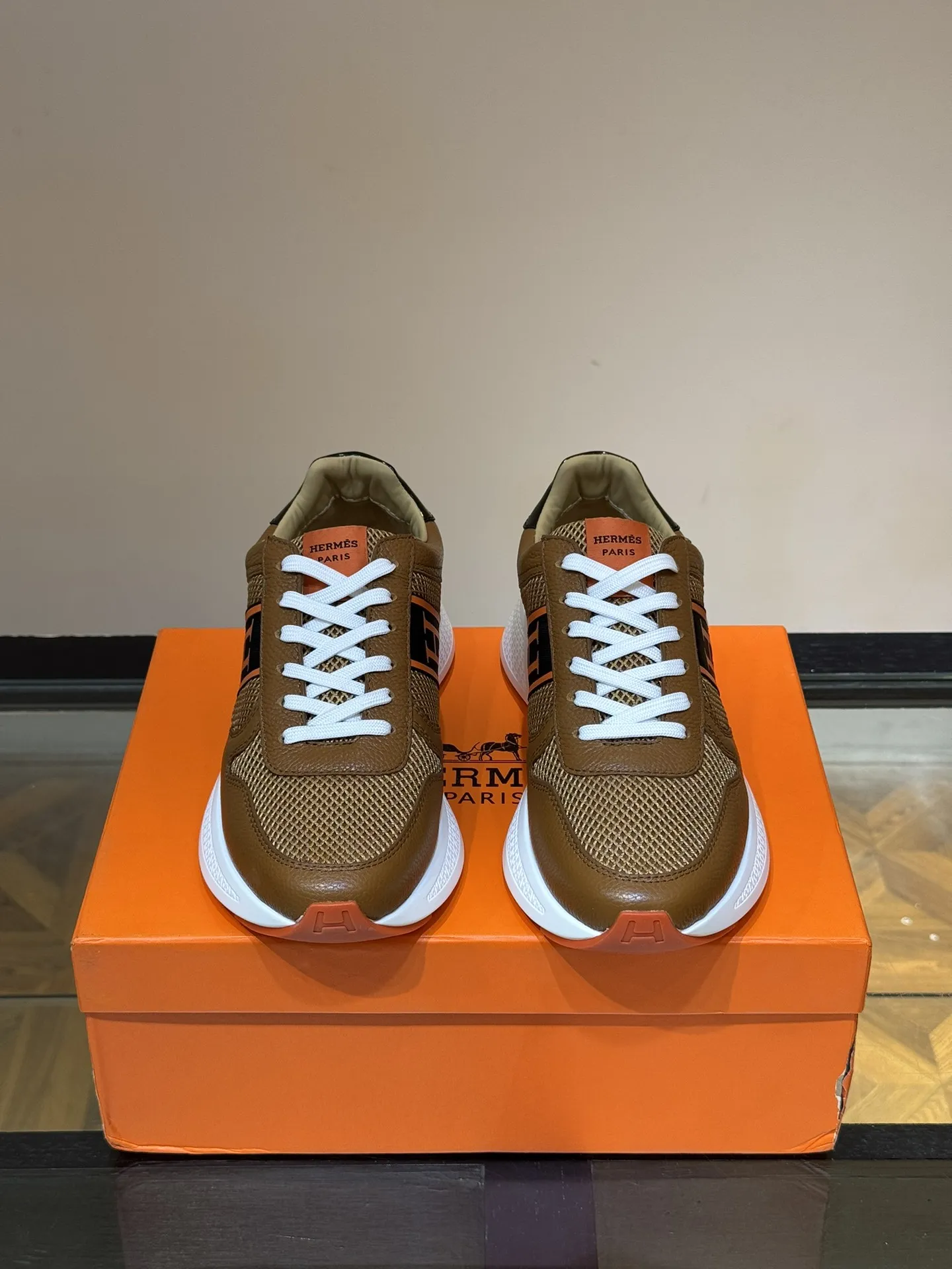 HERMES Hugo厚底スニーカー茶色カジュアルスタイル - 画像 (3)