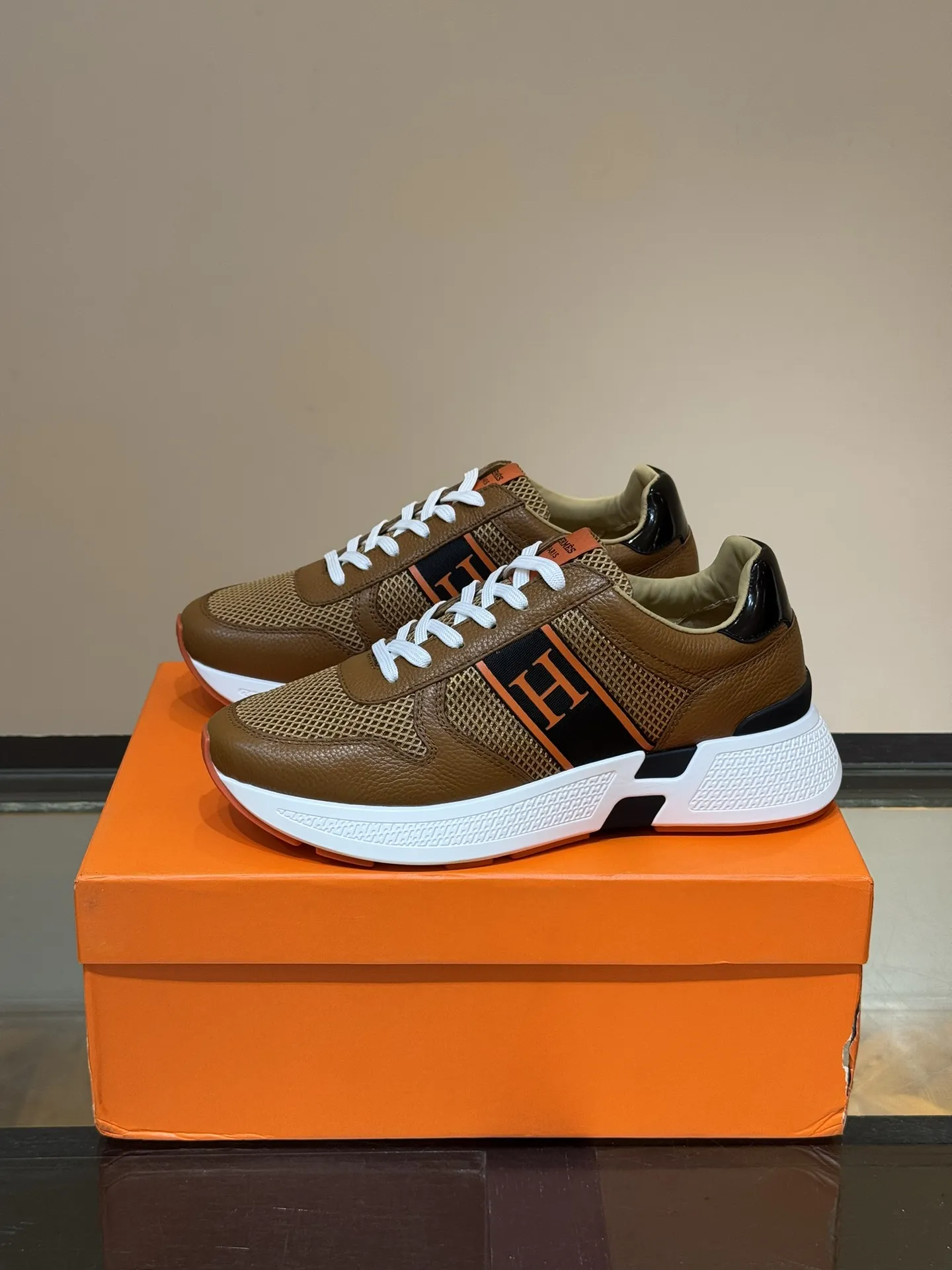 HERMES Hugo厚底スニーカー茶色カジュアルスタイル - 画像 (4)
