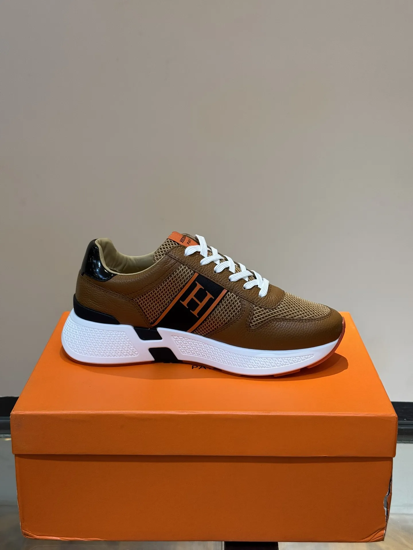 HERMES Hugo厚底スニーカー茶色カジュアルスタイル - 画像 (7)