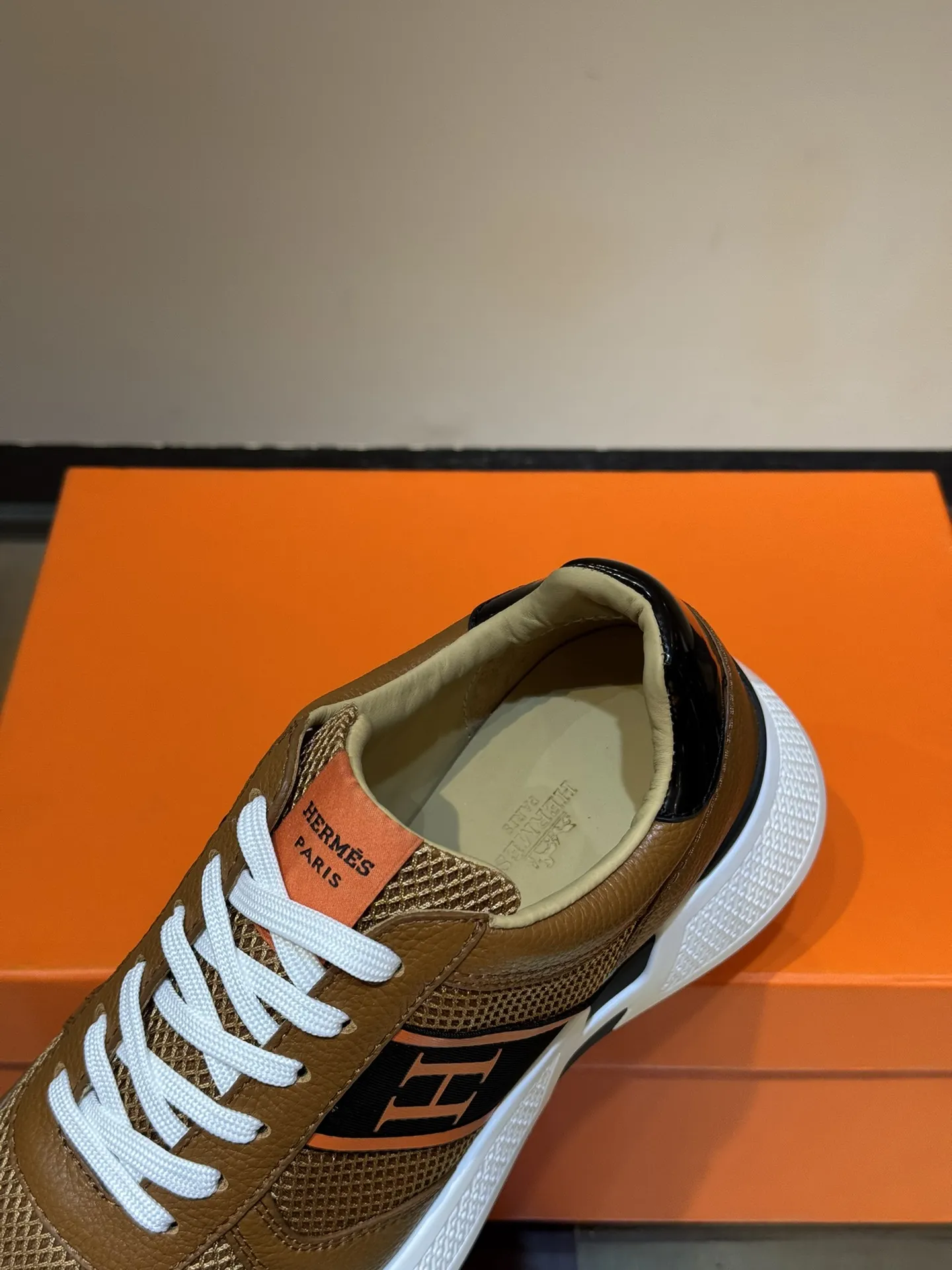 HERMES Hugo厚底スニーカー茶色カジュアルスタイル - 画像 (8)