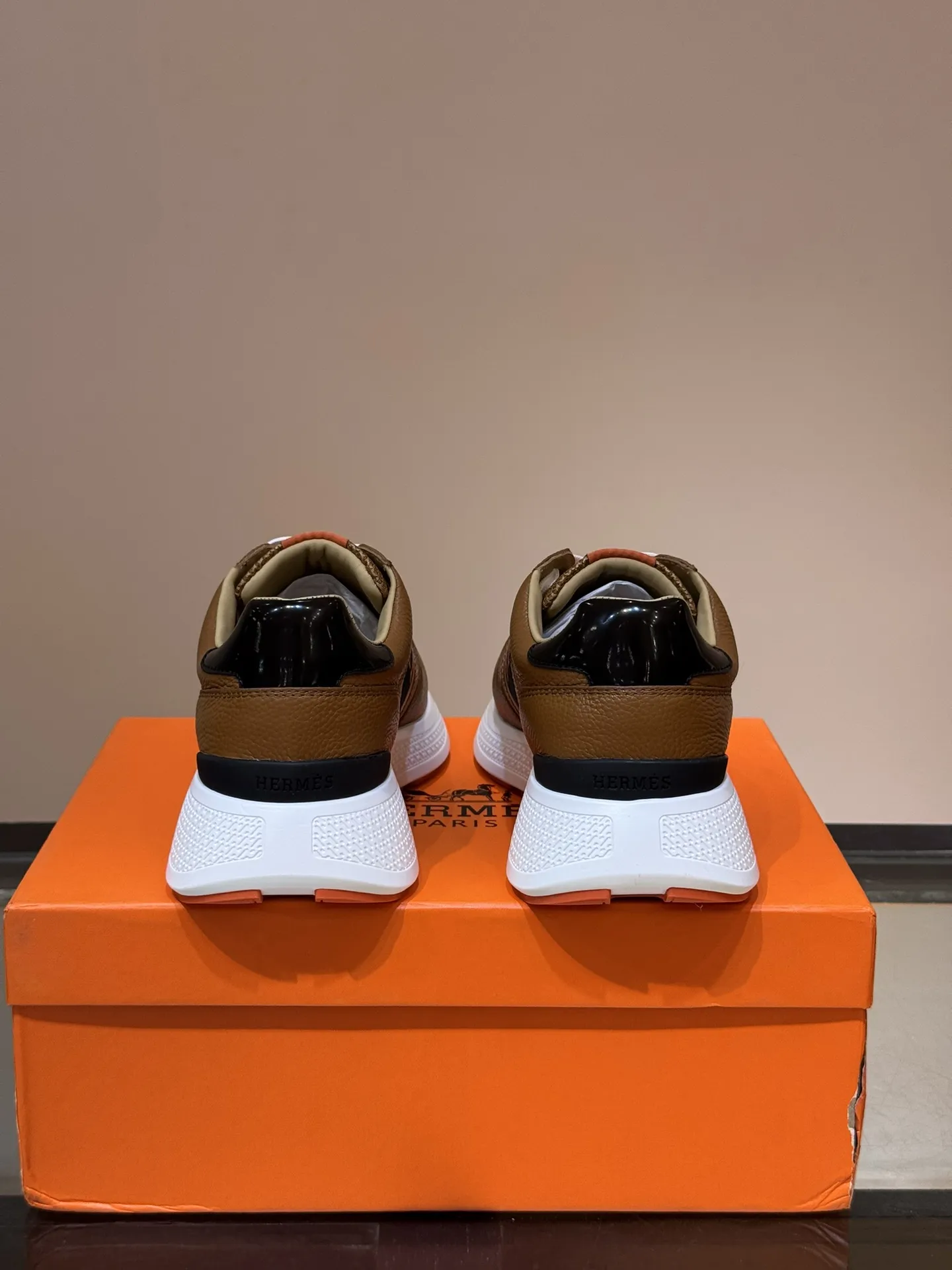 HERMES Hugo厚底スニーカー茶色カジュアルスタイル - 画像 (9)