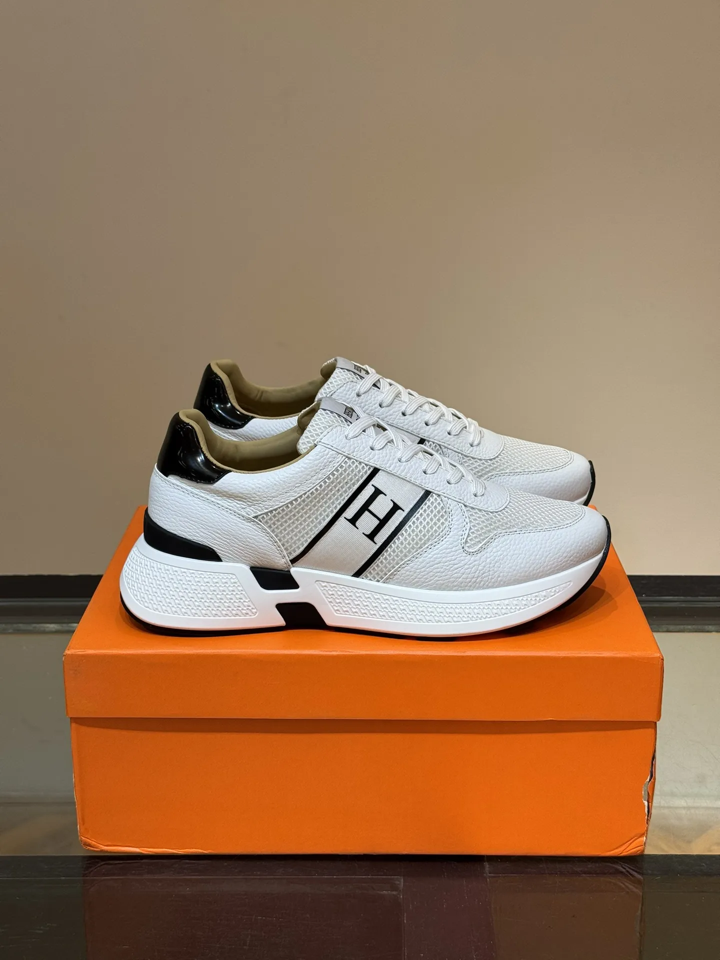 HERMES Hugo 厚底スニーカー ホワイト スタイル