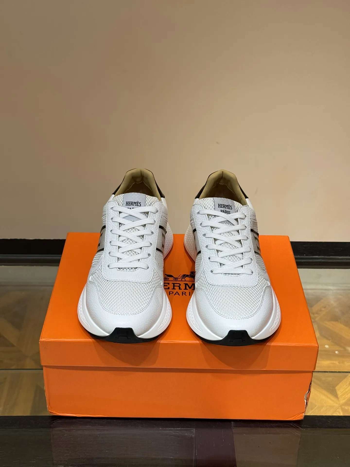 HERMES Hugo 厚底スニーカー ホワイト スタイル - 画像 (3)