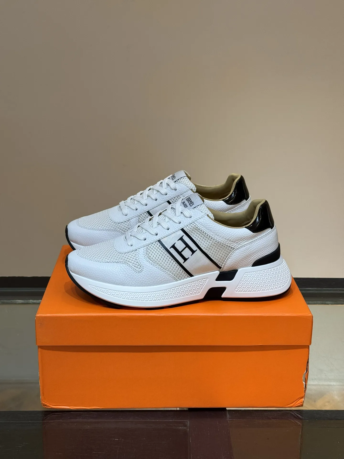 HERMES Hugo 厚底スニーカー ホワイト スタイル - 画像 (4)