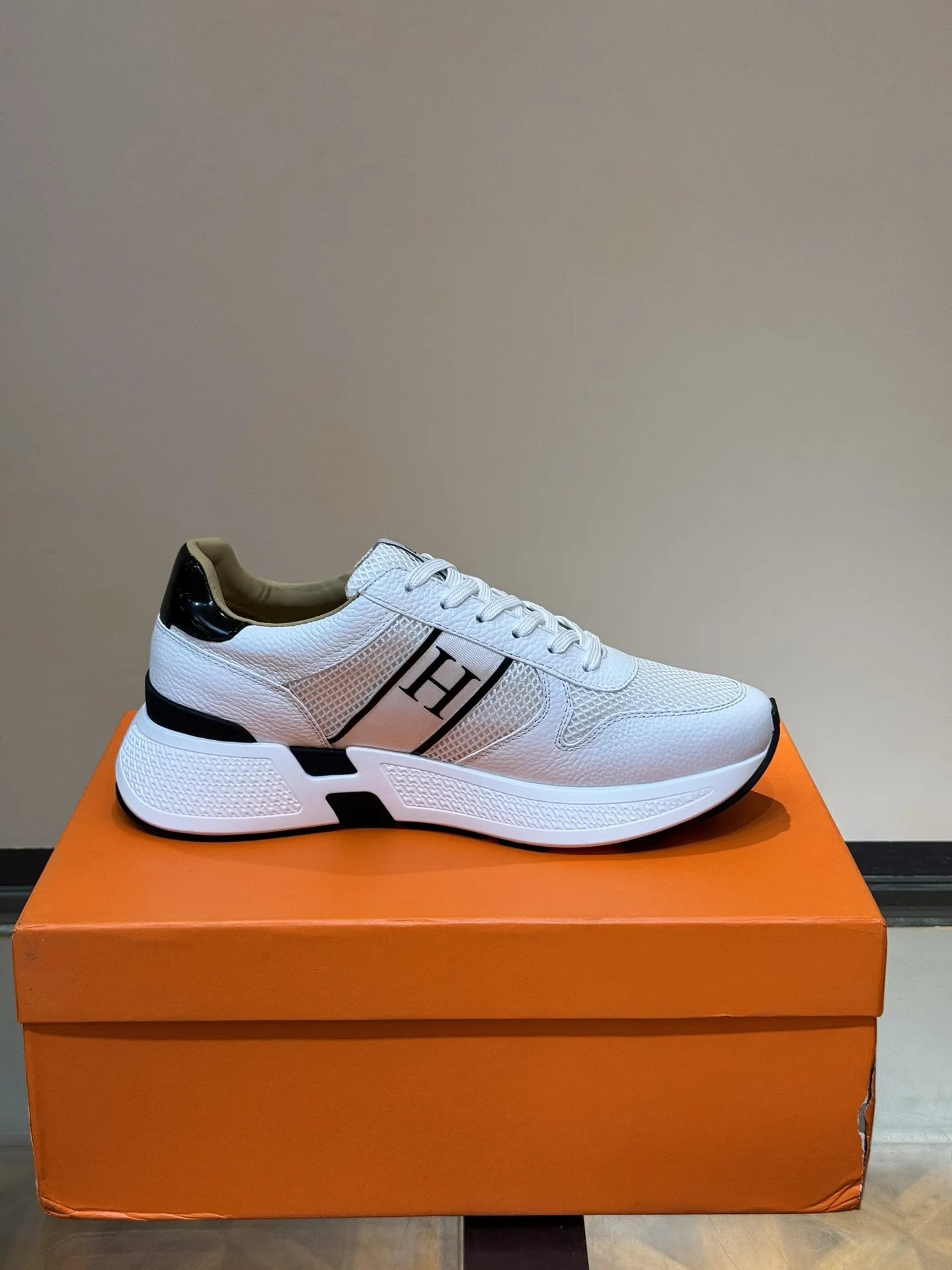 HERMES Hugo 厚底スニーカー ホワイト スタイル - 画像 (7)