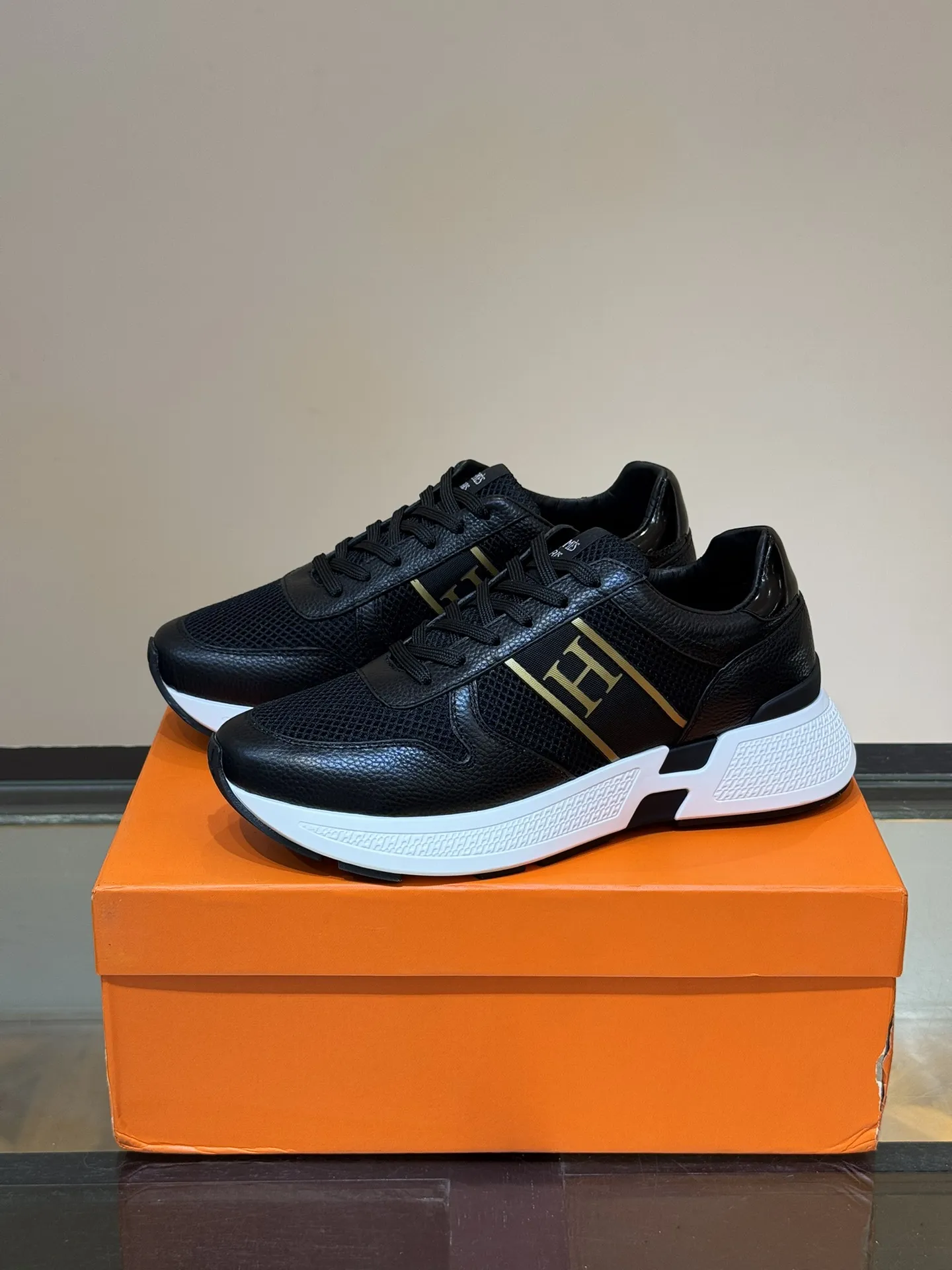 HERMES Hugo 厚底スニーカー ブラック メンズ - 画像 (4)