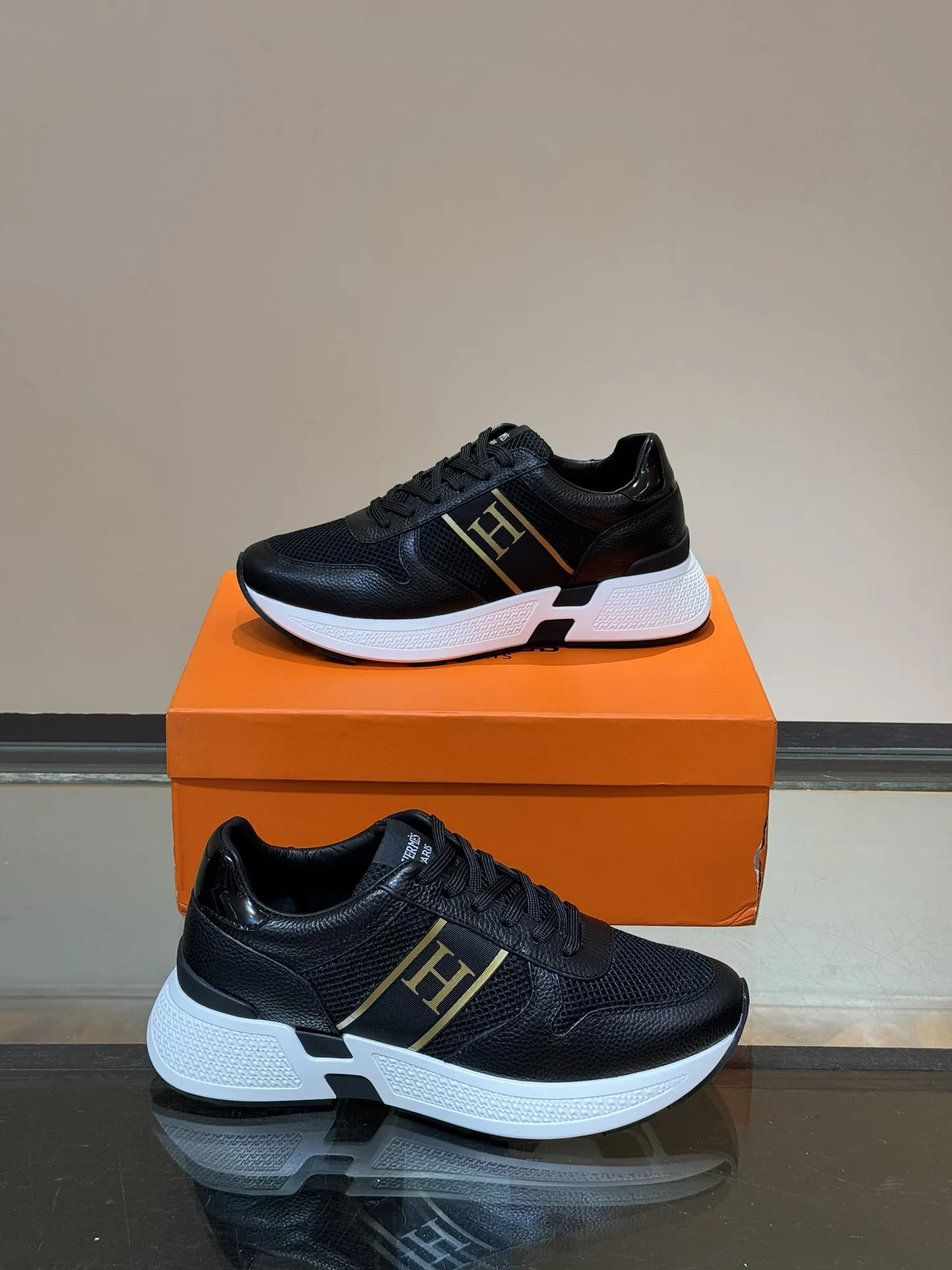 HERMES Hugo 厚底スニーカー ブラック メンズ - 画像 (5)