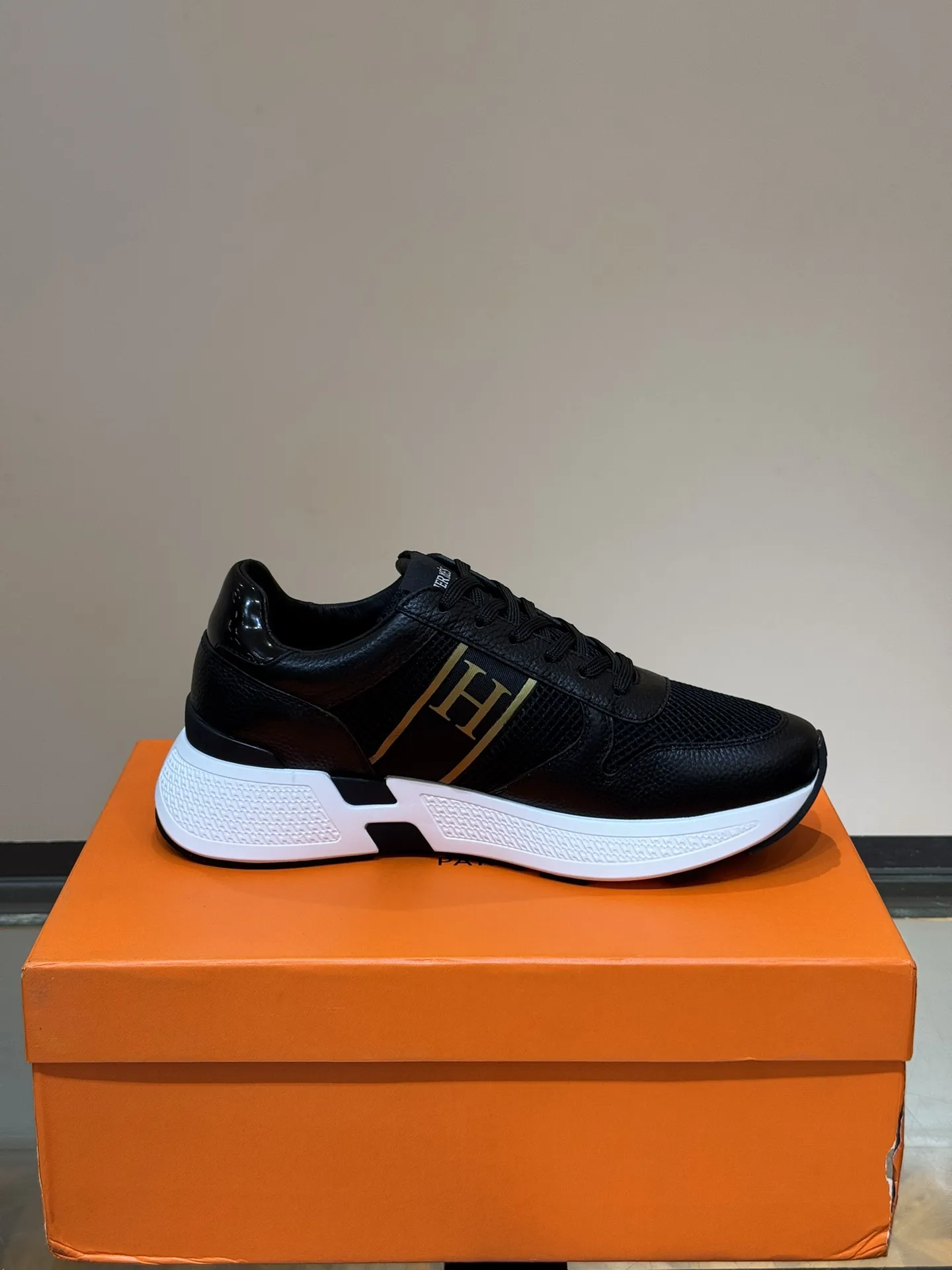 HERMES Hugo 厚底スニーカー ブラック メンズ - 画像 (7)