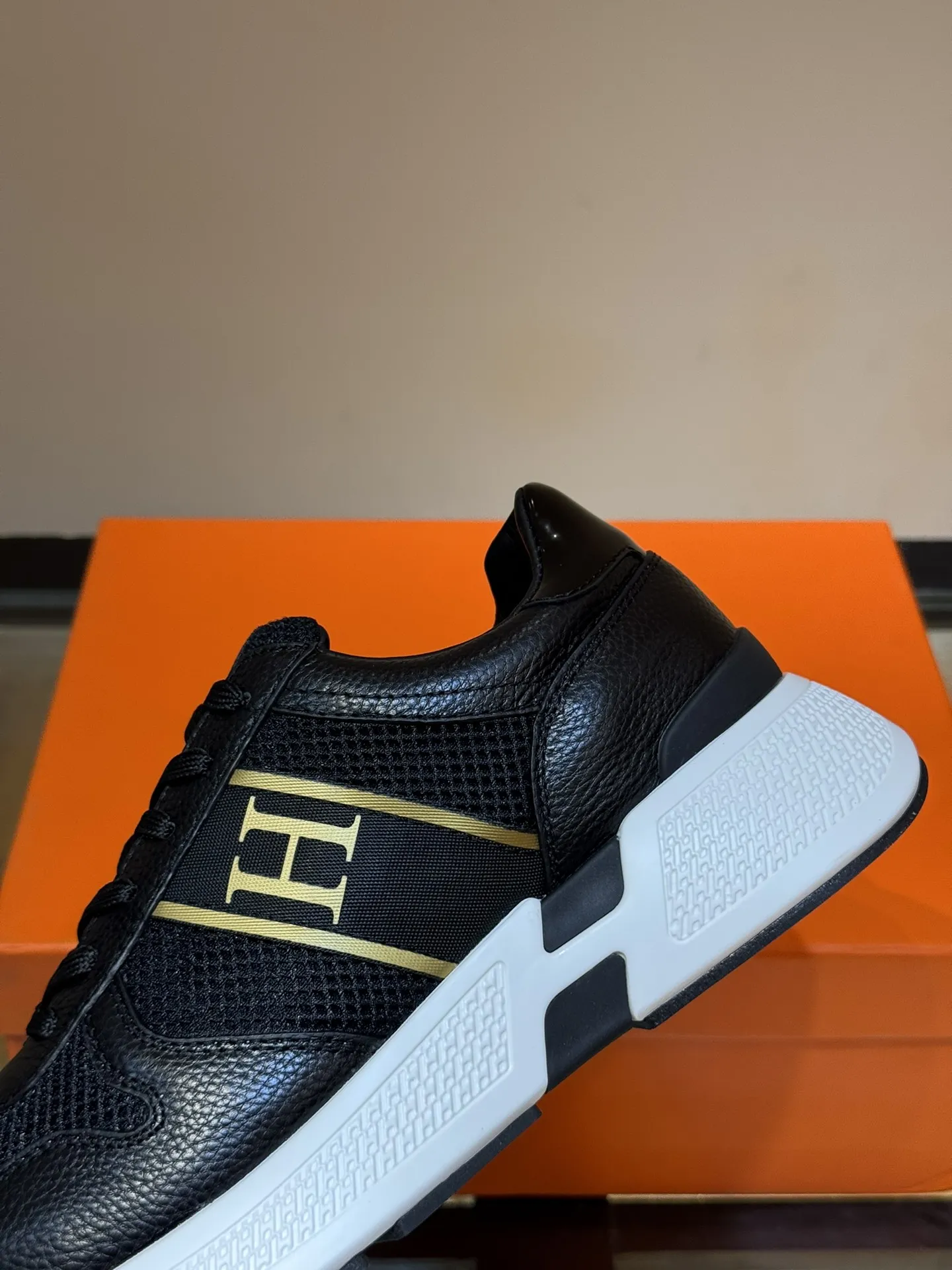 HERMES Hugo 厚底スニーカー ブラック メンズ - 画像 (8)