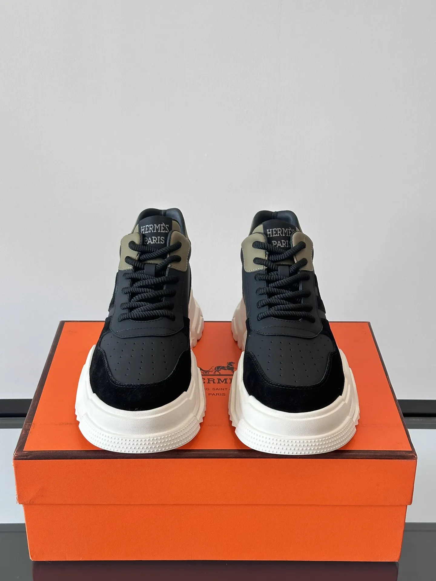 HERMES Hugo 厚底スニーカー ブラック カジュアルスタイル - 画像 (3)