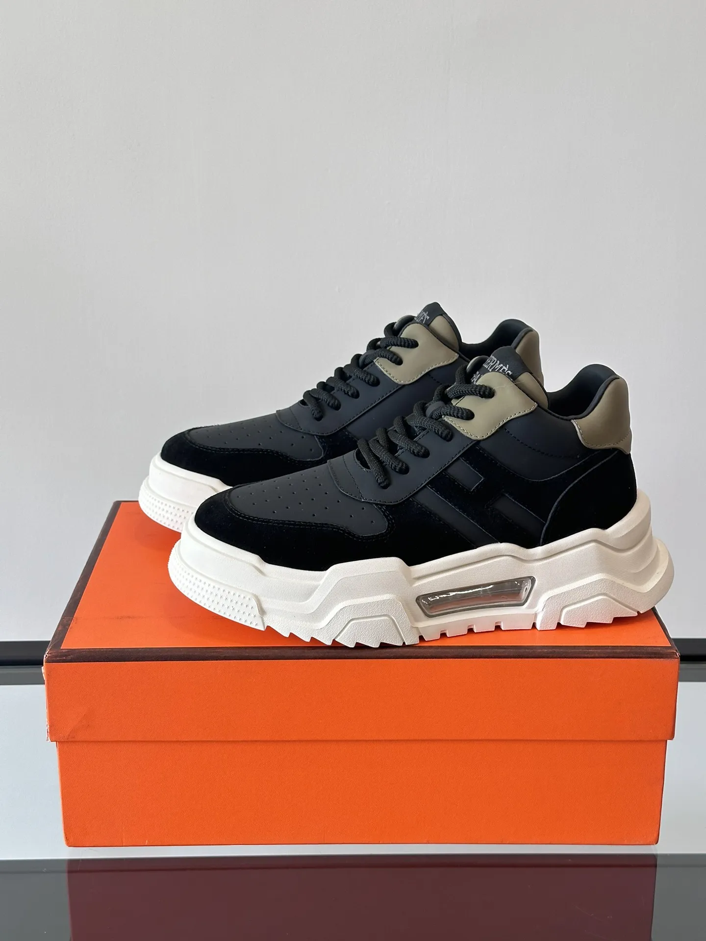 HERMES Hugo 厚底スニーカー ブラック カジュアルスタイル - 画像 (4)