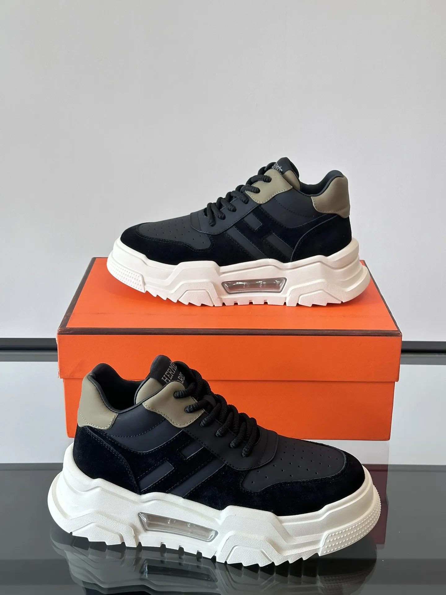 HERMES Hugo 厚底スニーカー ブラック カジュアルスタイル - 画像 (5)