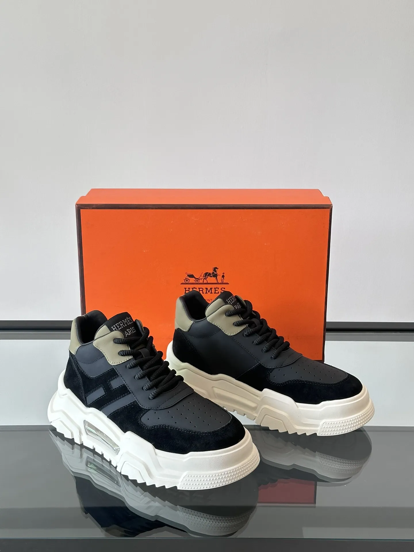HERMES Hugo 厚底スニーカー ブラック カジュアルスタイル - 画像 (6)