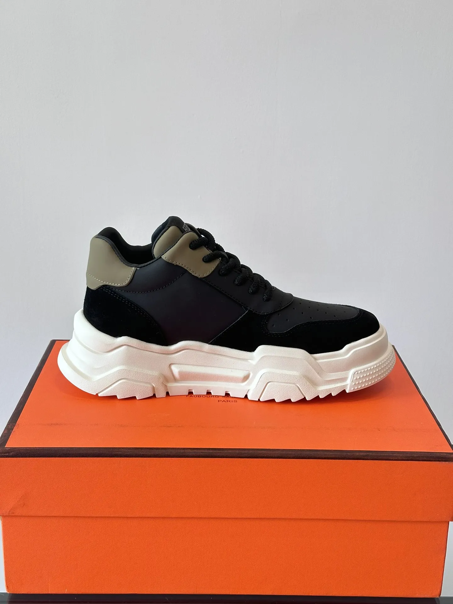 HERMES Hugo 厚底スニーカー ブラック カジュアルスタイル - 画像 (7)