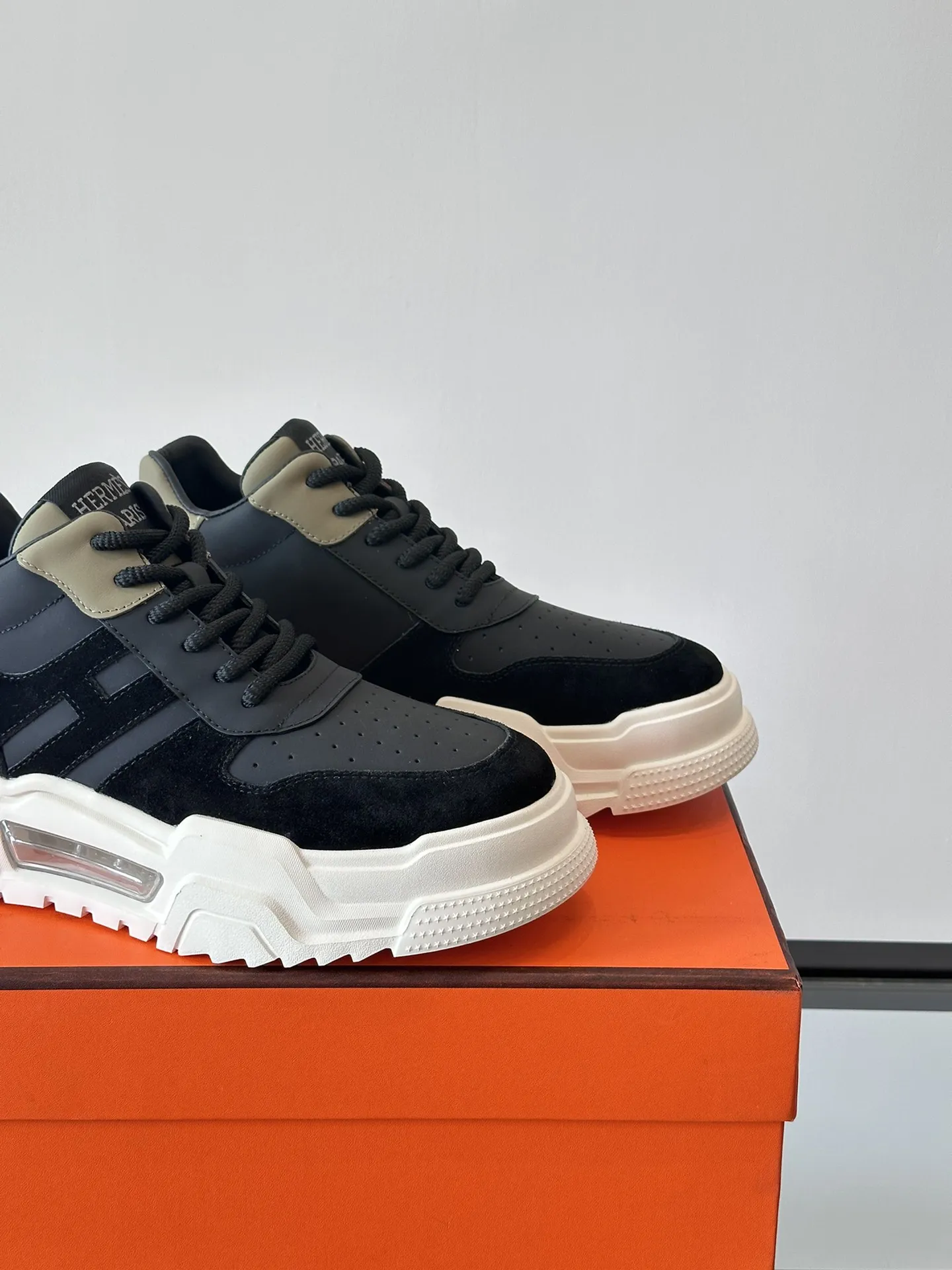 HERMES Hugo 厚底スニーカー ブラック カジュアルスタイル - 画像 (9)