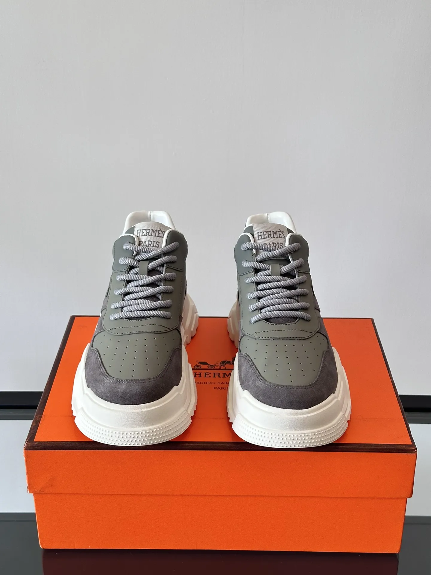 HERMES Hugo 厚底スニーカー グレー カジュアルスタイル - 画像 (4)