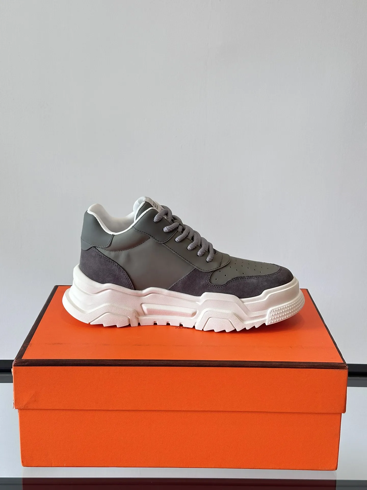 HERMES Hugo 厚底スニーカー グレー カジュアルスタイル - 画像 (3)