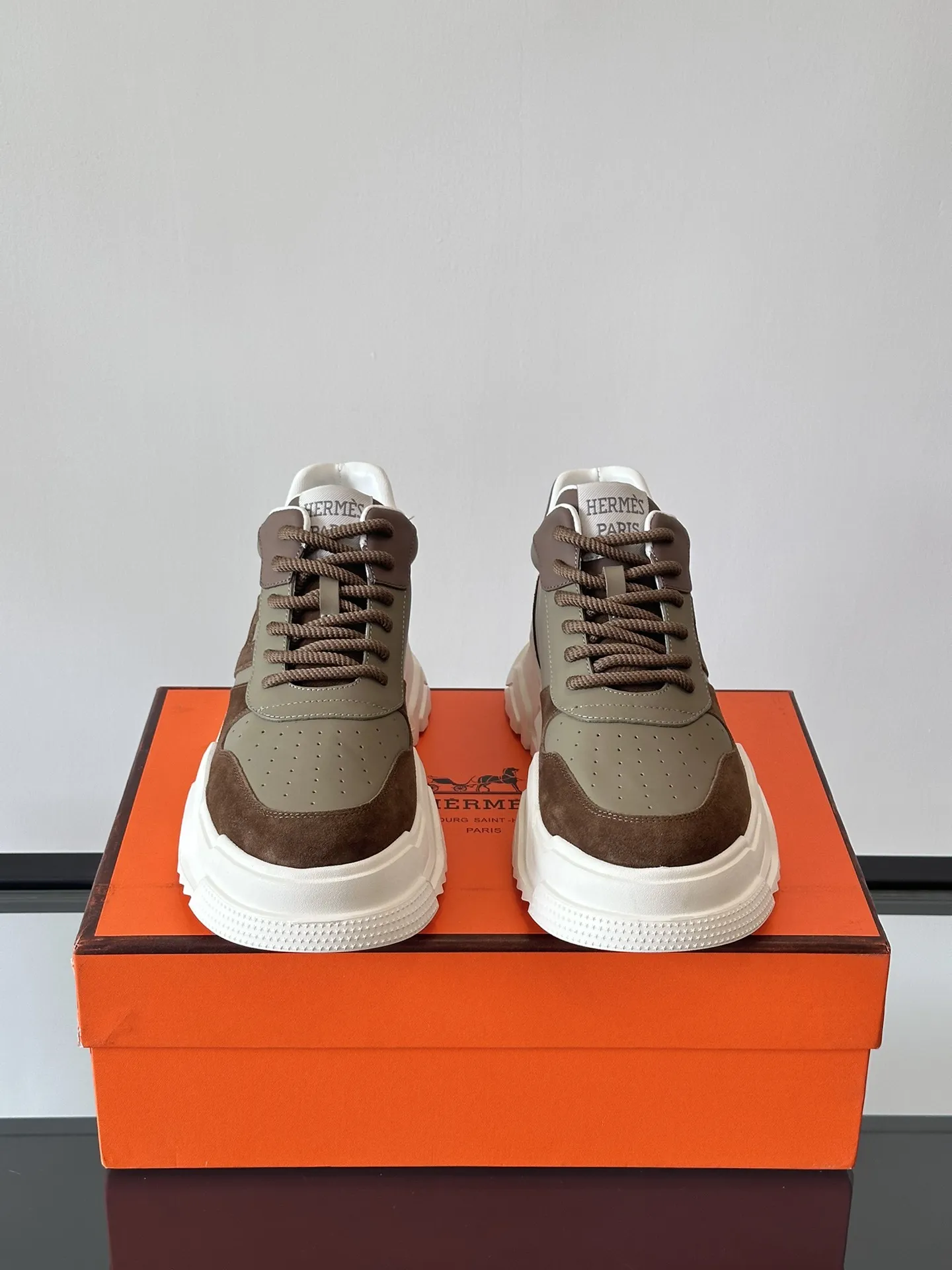 HERMES Hugo 厚底スニーカー ブラウン スタイル - 画像 (3)