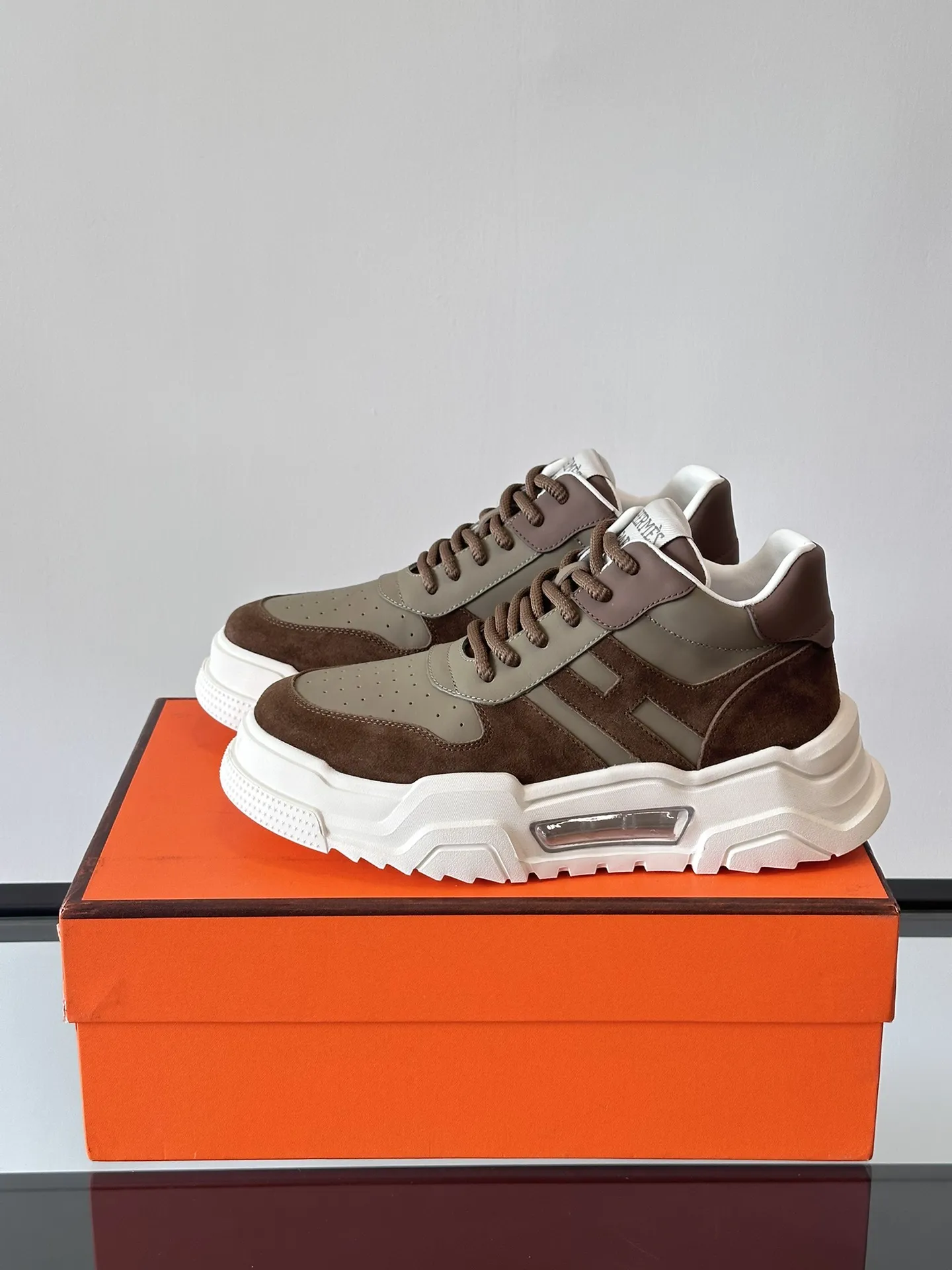 HERMES Hugo 厚底スニーカー ブラウン スタイル - 画像 (4)