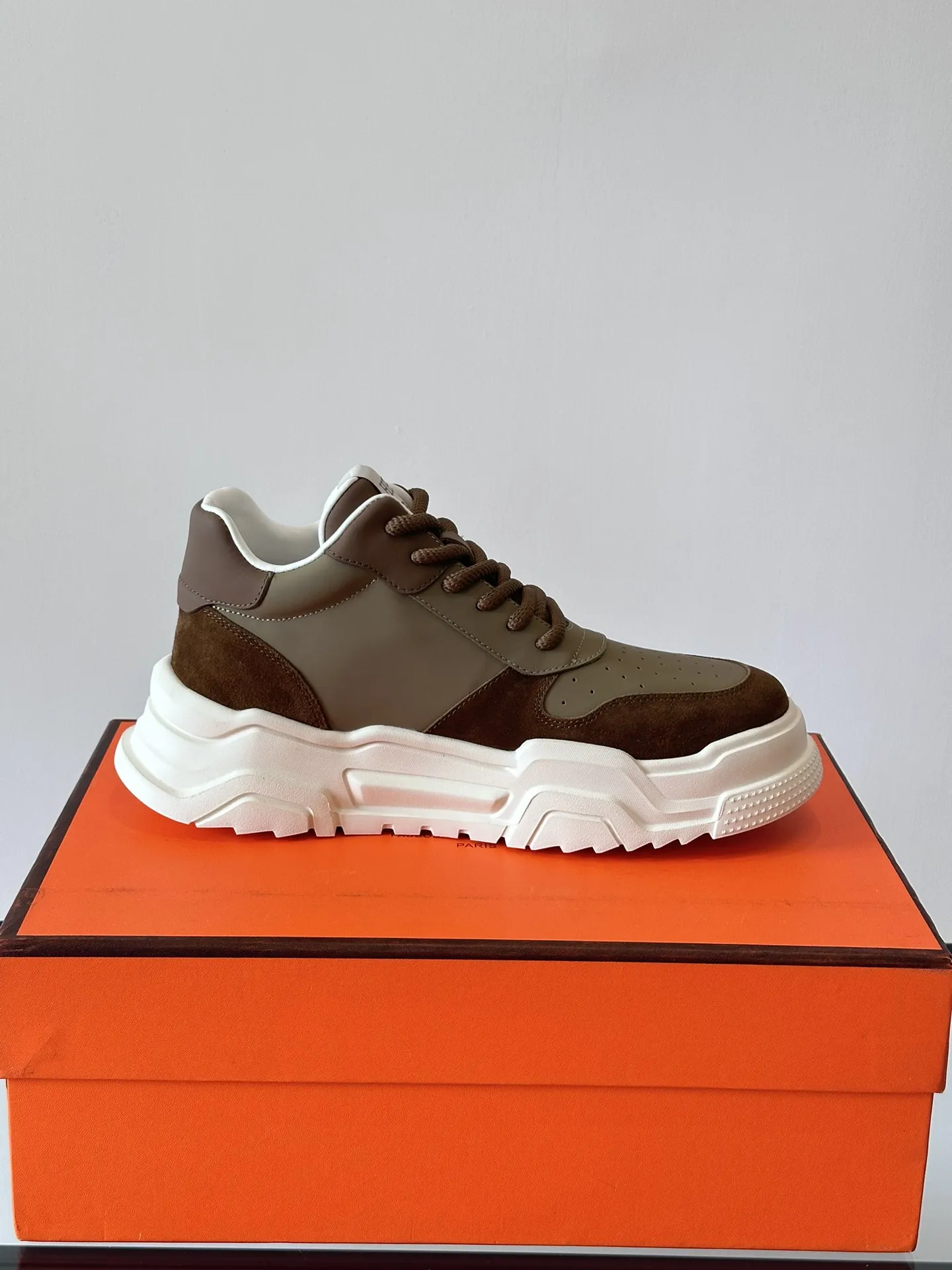 HERMES Hugo 厚底スニーカー ブラウン スタイル - 画像 (7)