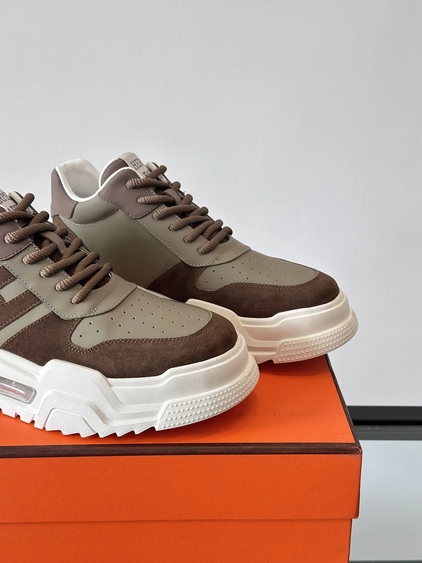 HERMES Hugo 厚底スニーカー ブラウン スタイル - 画像 (9)