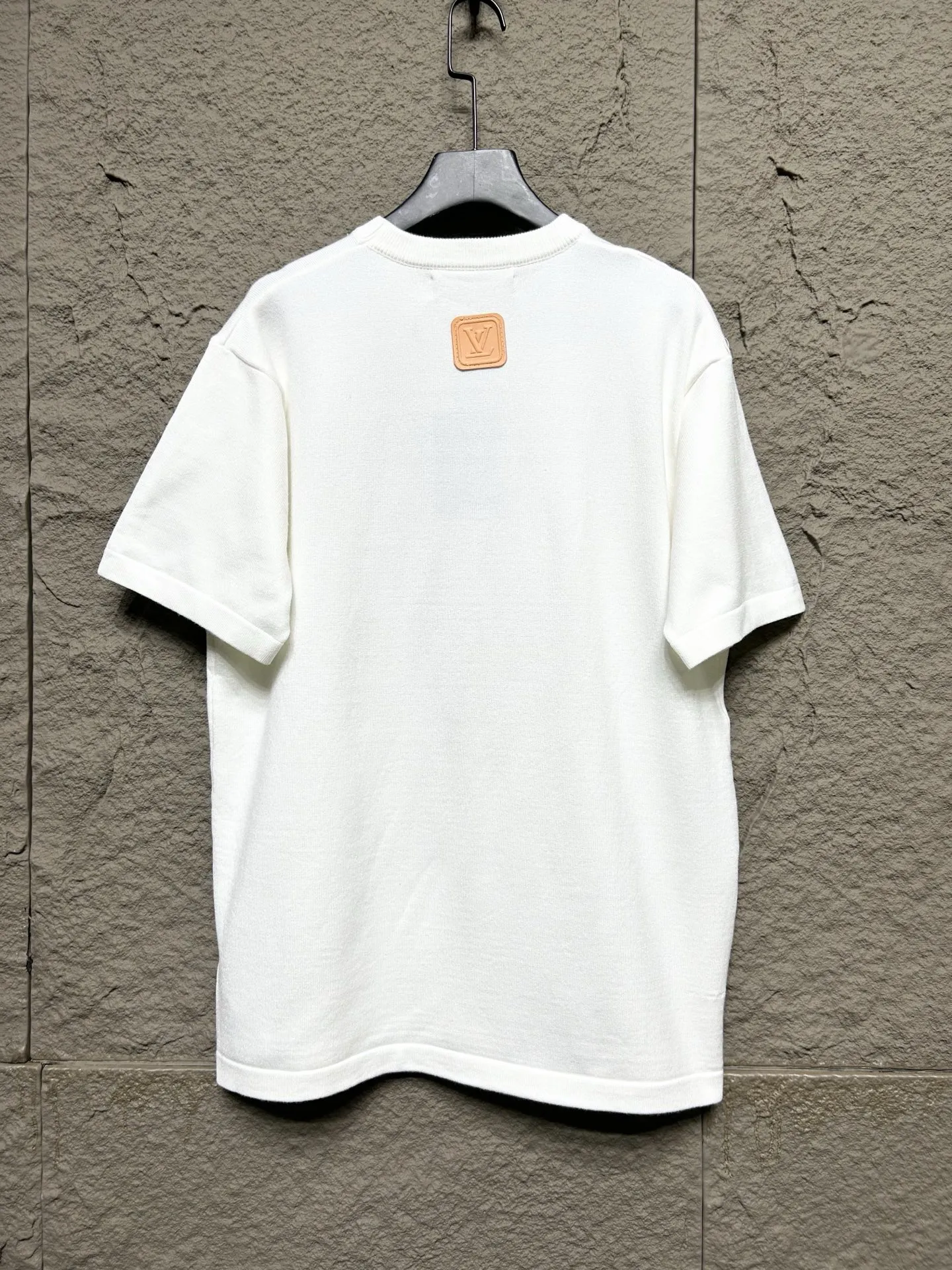 LOUIS VUITTON ホワイト 2025 春夏新作 シリコンレザーラベル 半袖 - 画像 (3)