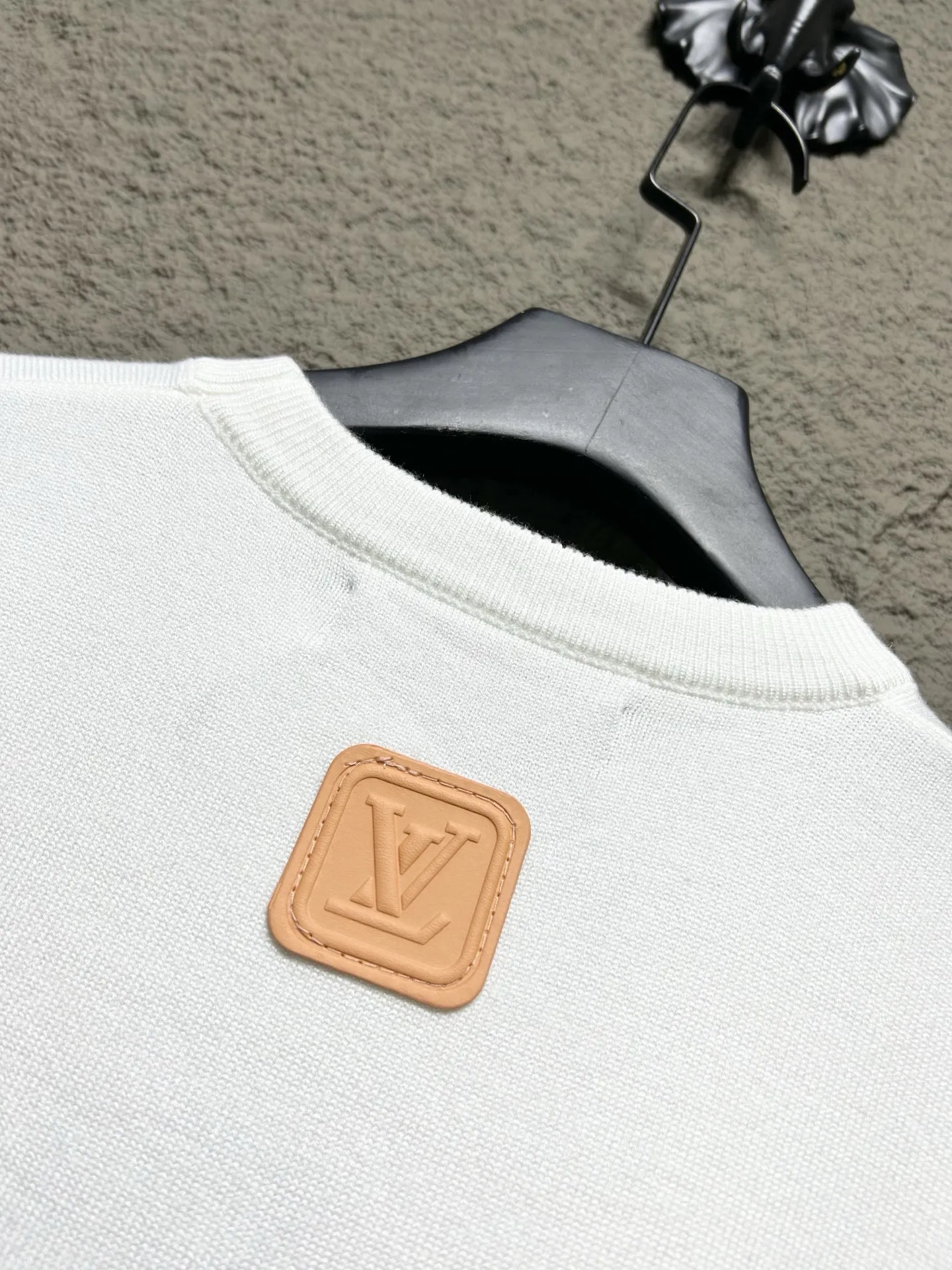 LOUIS VUITTON ホワイト 2025 春夏新作 シリコンレザーラベル 半袖 - 画像 (5)