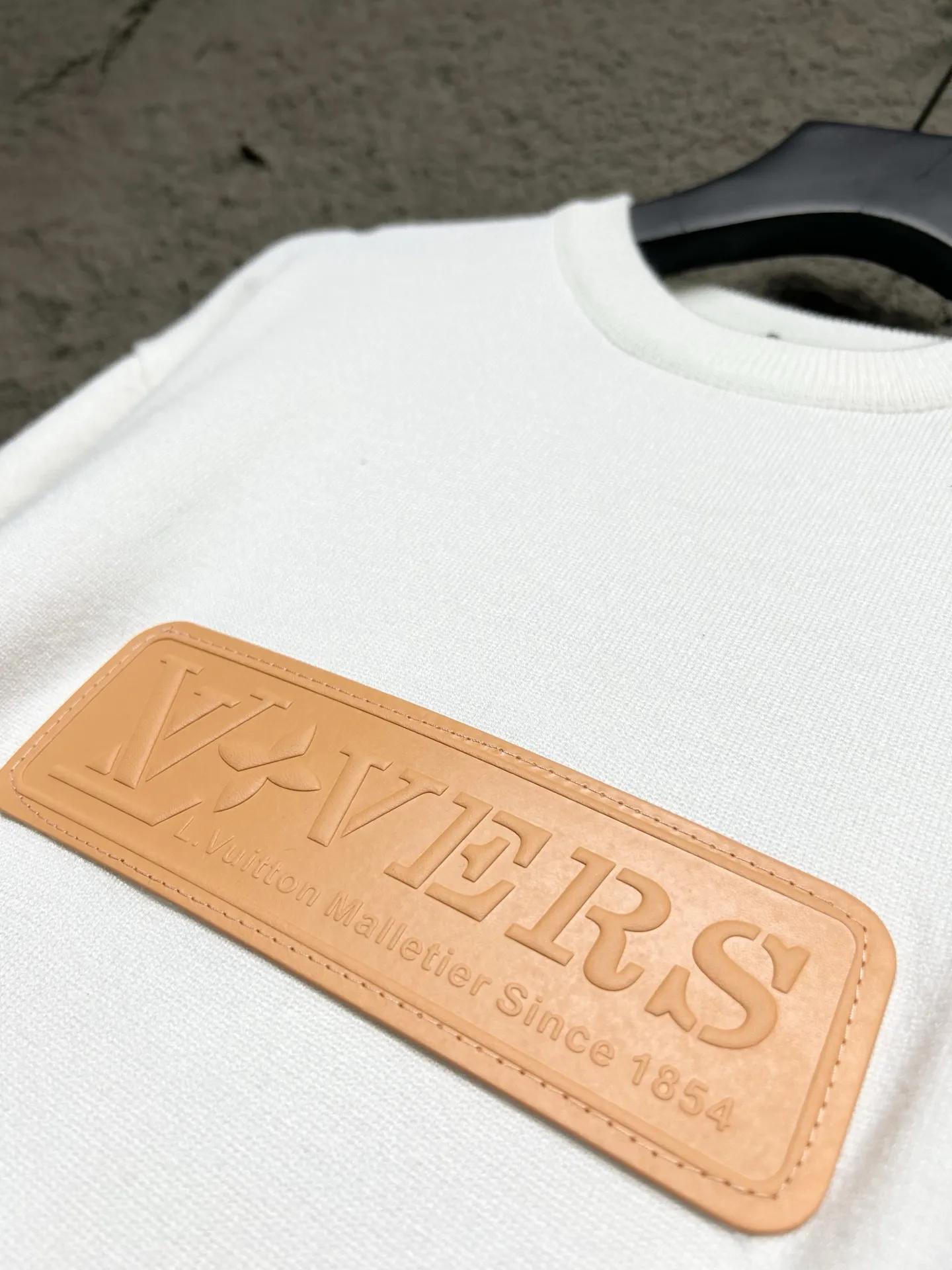 LOUIS VUITTON ホワイト 2025 春夏新作 シリコンレザーラベル 半袖 - 画像 (6)