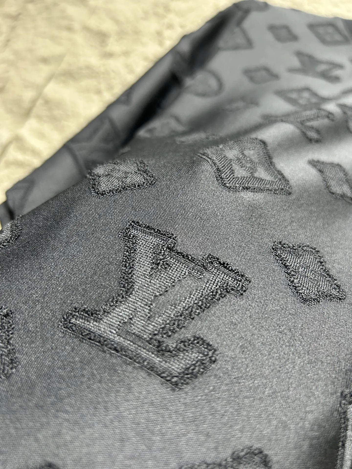 LV 白黒 クラシックロゴ Jacquard Tシャツ - 画像 (9)