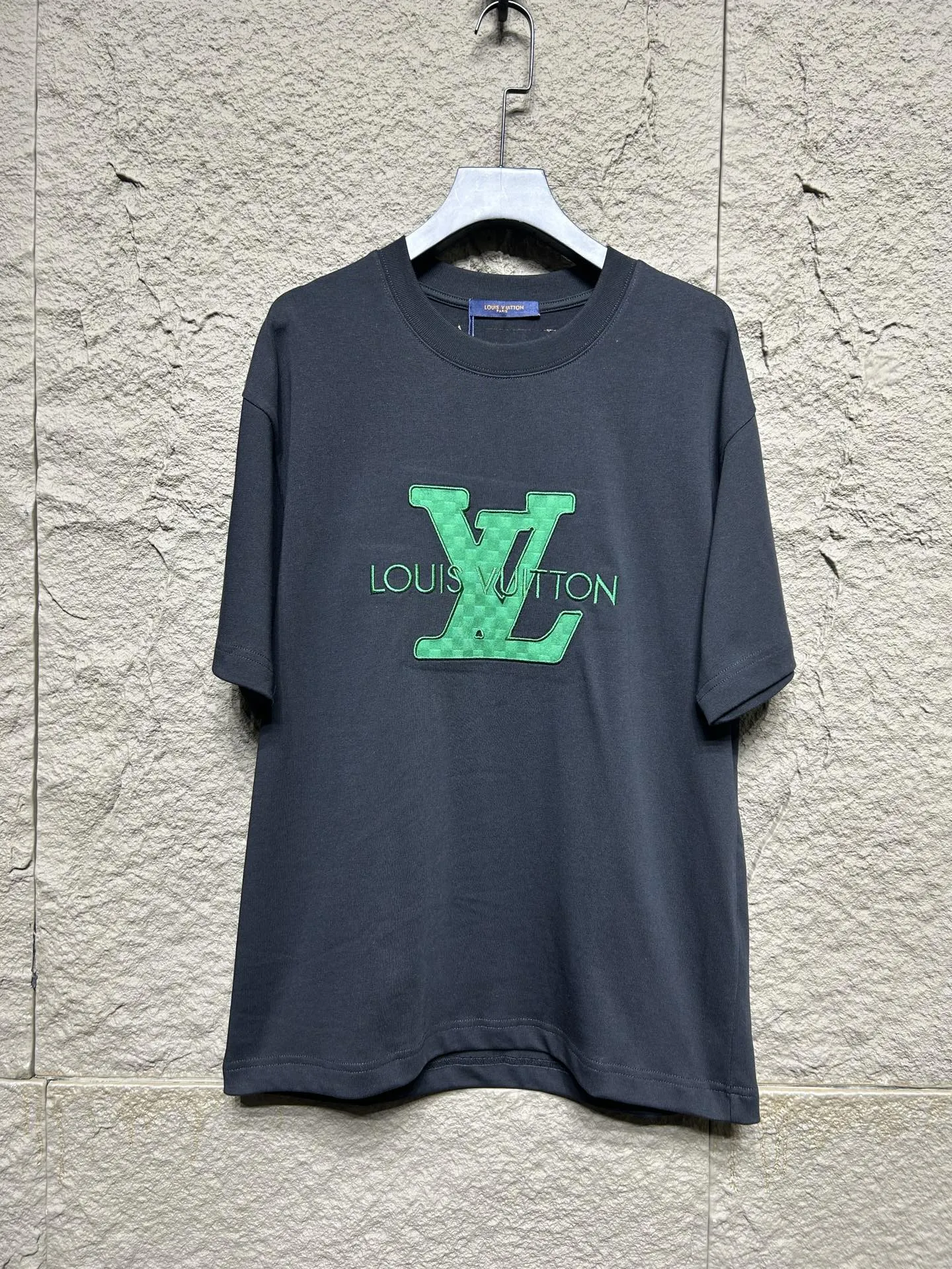 LOUIS VUITTON 緑刺繍ロゴTシャツ