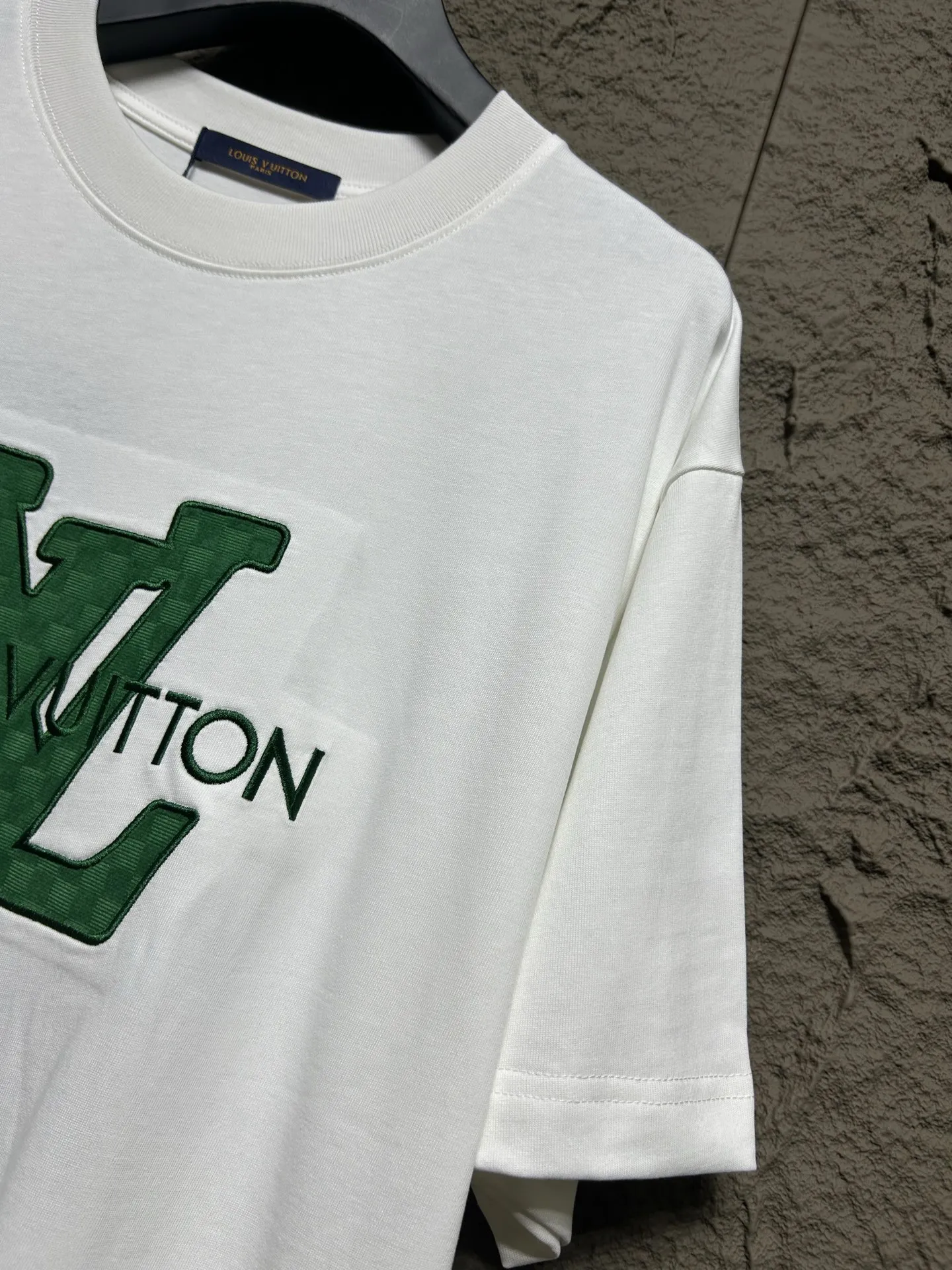 LOUIS VUITTON 緑刺繍ロゴTシャツ - 画像 (8)