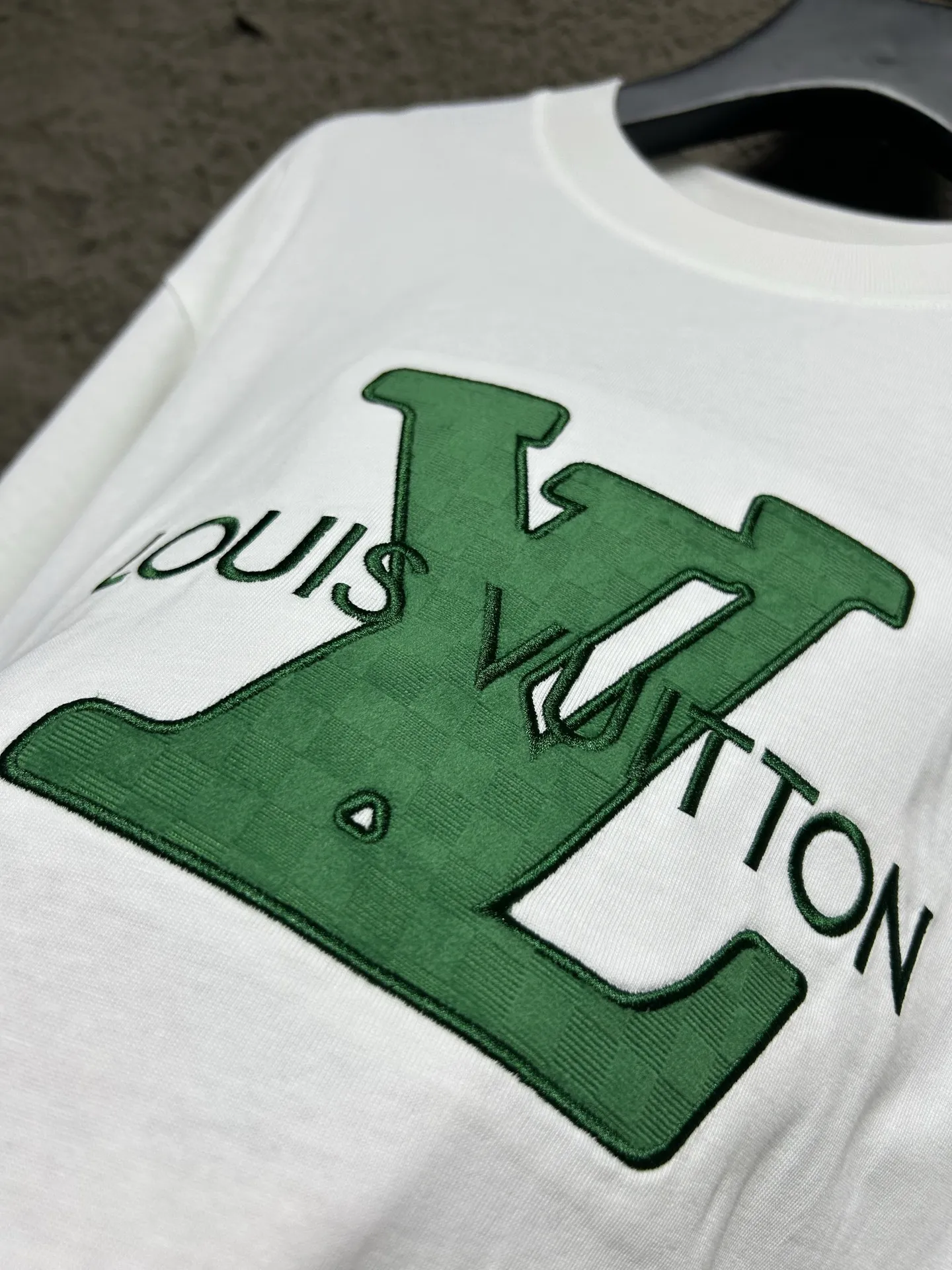 LOUIS VUITTON 緑刺繍ロゴTシャツ - 画像 (9)