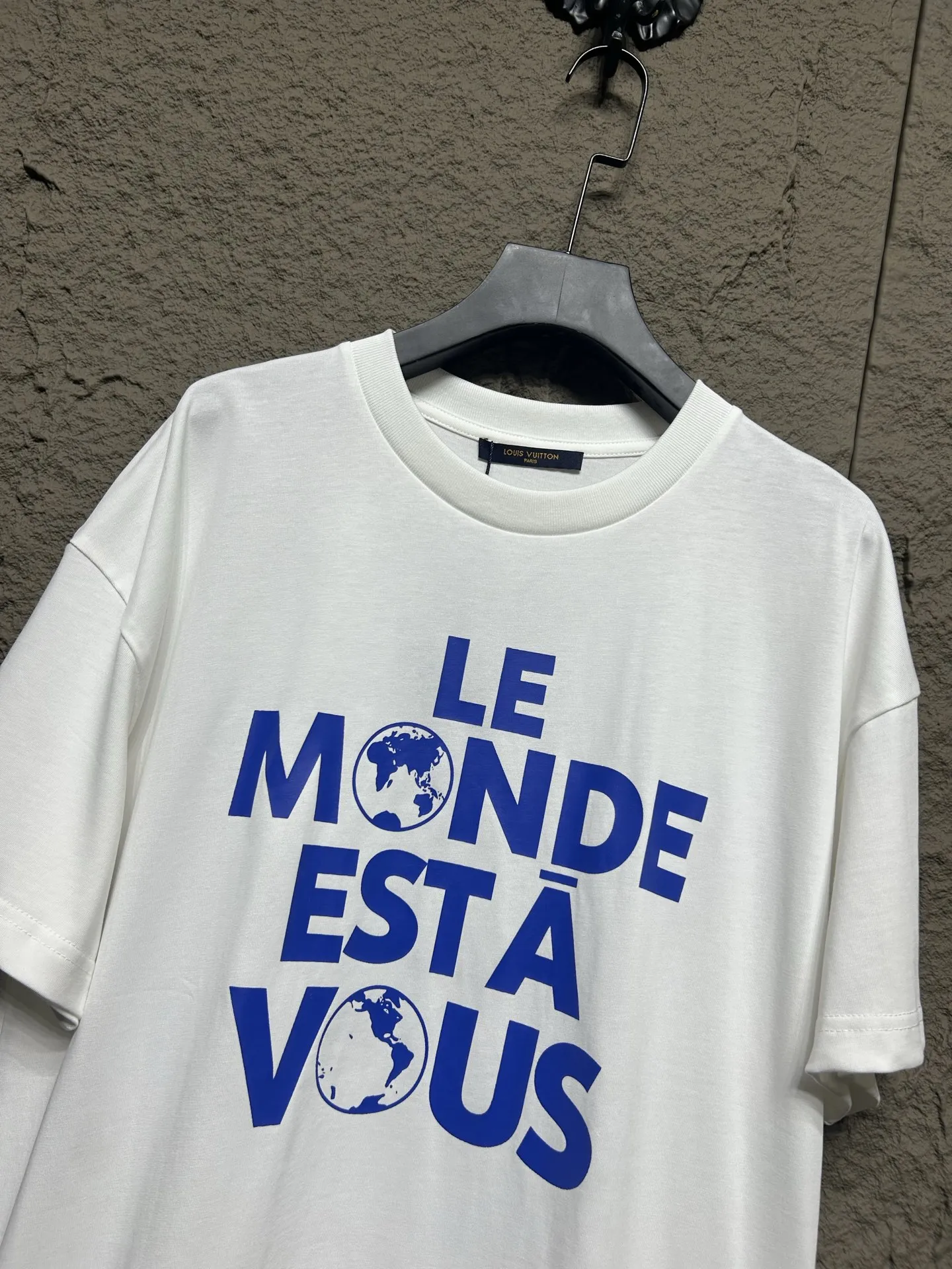 LOUIS VUITTON 白 Tシャツ Le Monde Est A Vous - 画像 (4)