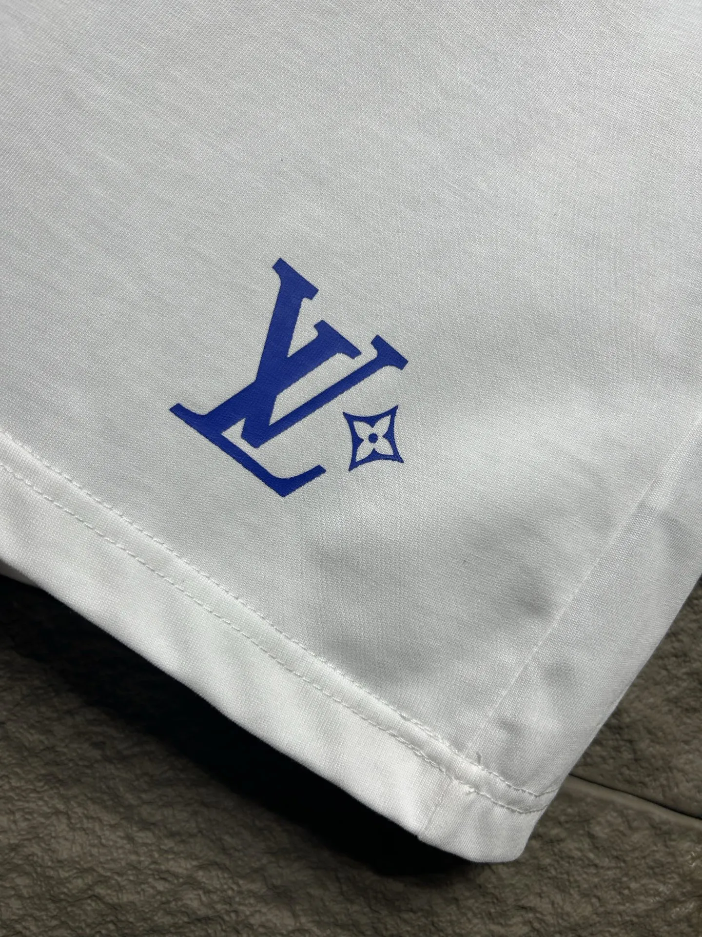 LOUIS VUITTON 白 Tシャツ Le Monde Est A Vous - 画像 (9)